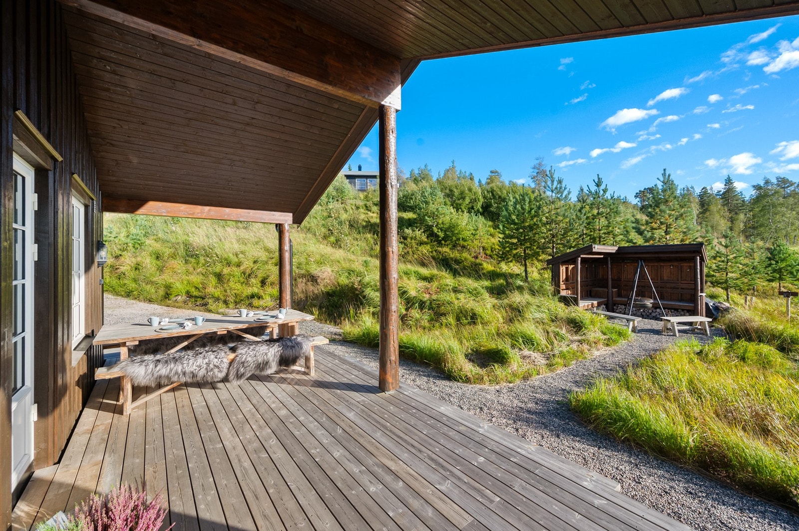 Deler av terrassen er overbygget. Galleribilde