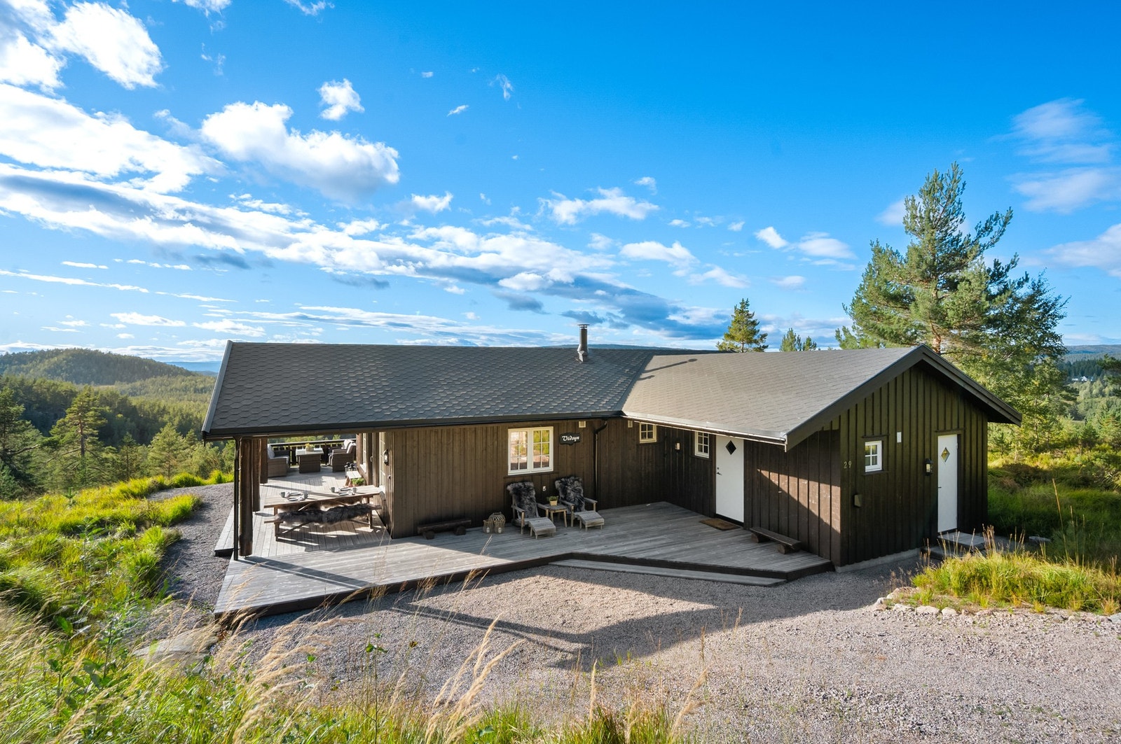 Det er installert El-bil lader. Det er også en utvendig sportsbod på ca 5 kvm. Galleribilde