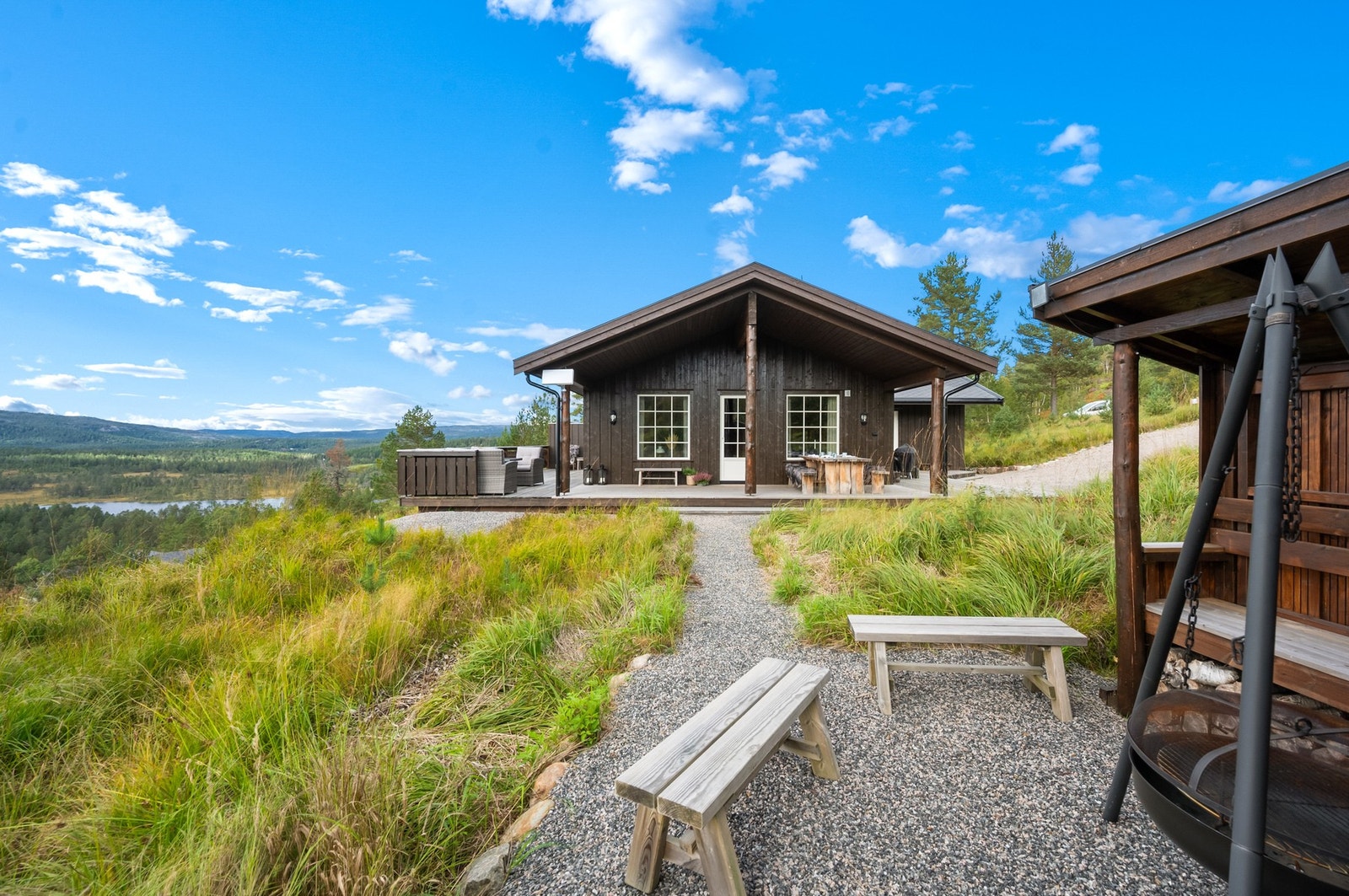 Rett utenfor hytteveggen ligger alt til rette for at både barn og voksne skal kunne trives. Galleribilde