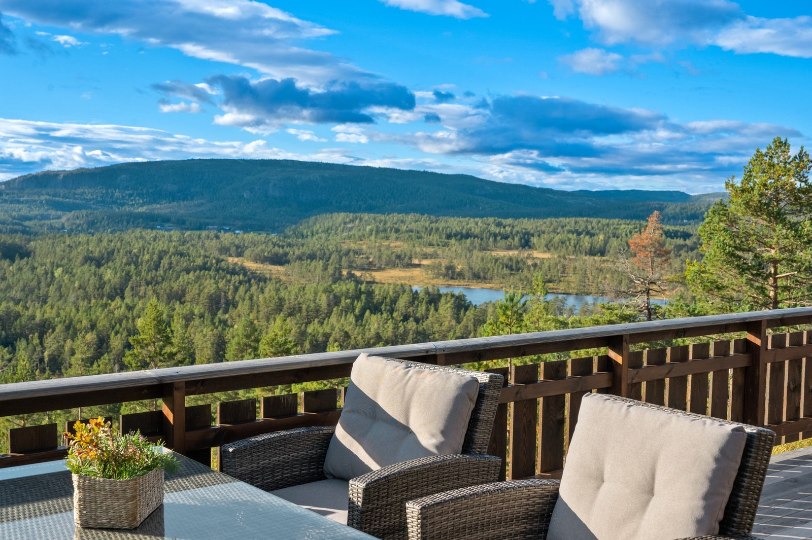 Her kan man sitte å nyte utsikten til sent på kvelden. Galleribilde