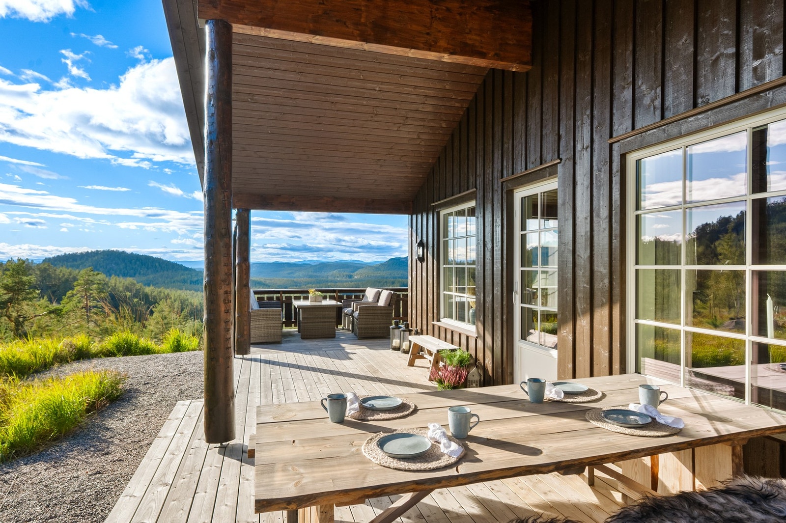 Flere lune steder man kan nyte både utsikt og sol. Dør ut direkte fra stue og kjøkken. Galleribilde