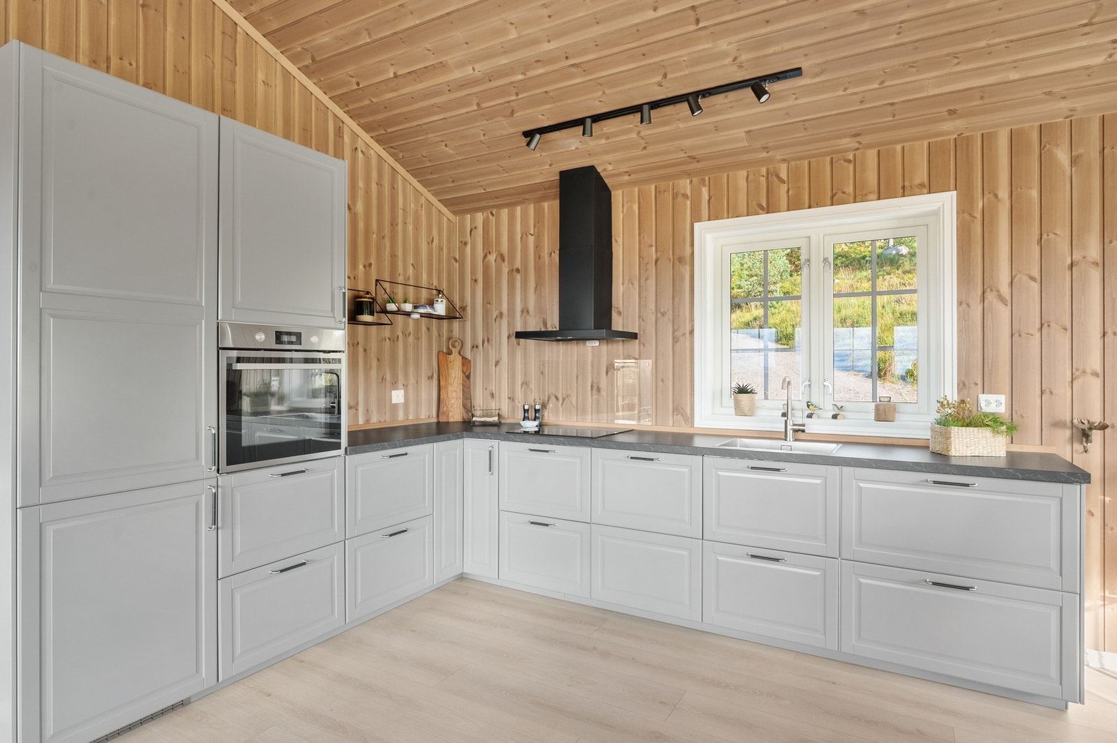 Kjøkkenet er godt utstyrt med kjøleskap, fryseskap, oppvaskmaskin, induksjonstopp, stekeovn, vannstoppsystem og komfyrvakt. Galleribilde