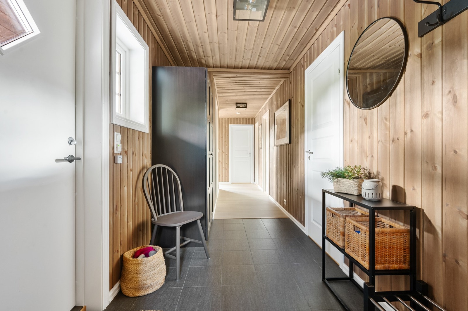 Innbyende entrè med god lagringskapsitet i garderobe. Galleribilde