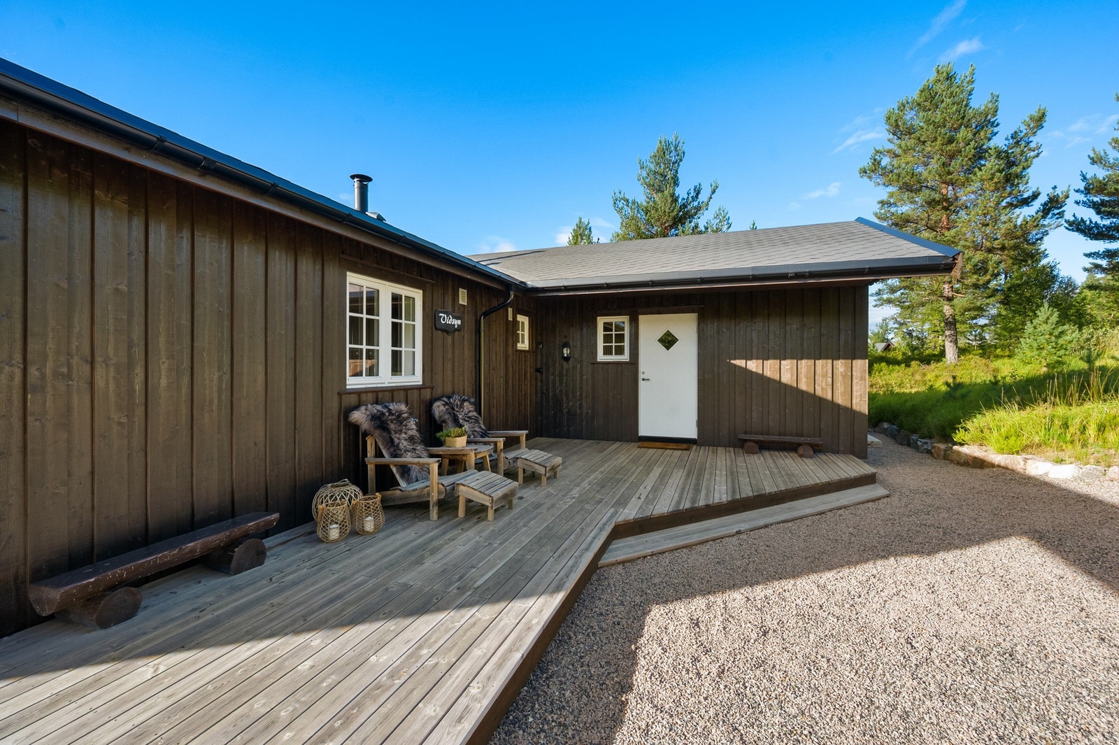 Det er godt med parkeringsmuligheter på tomten. Galleribilde