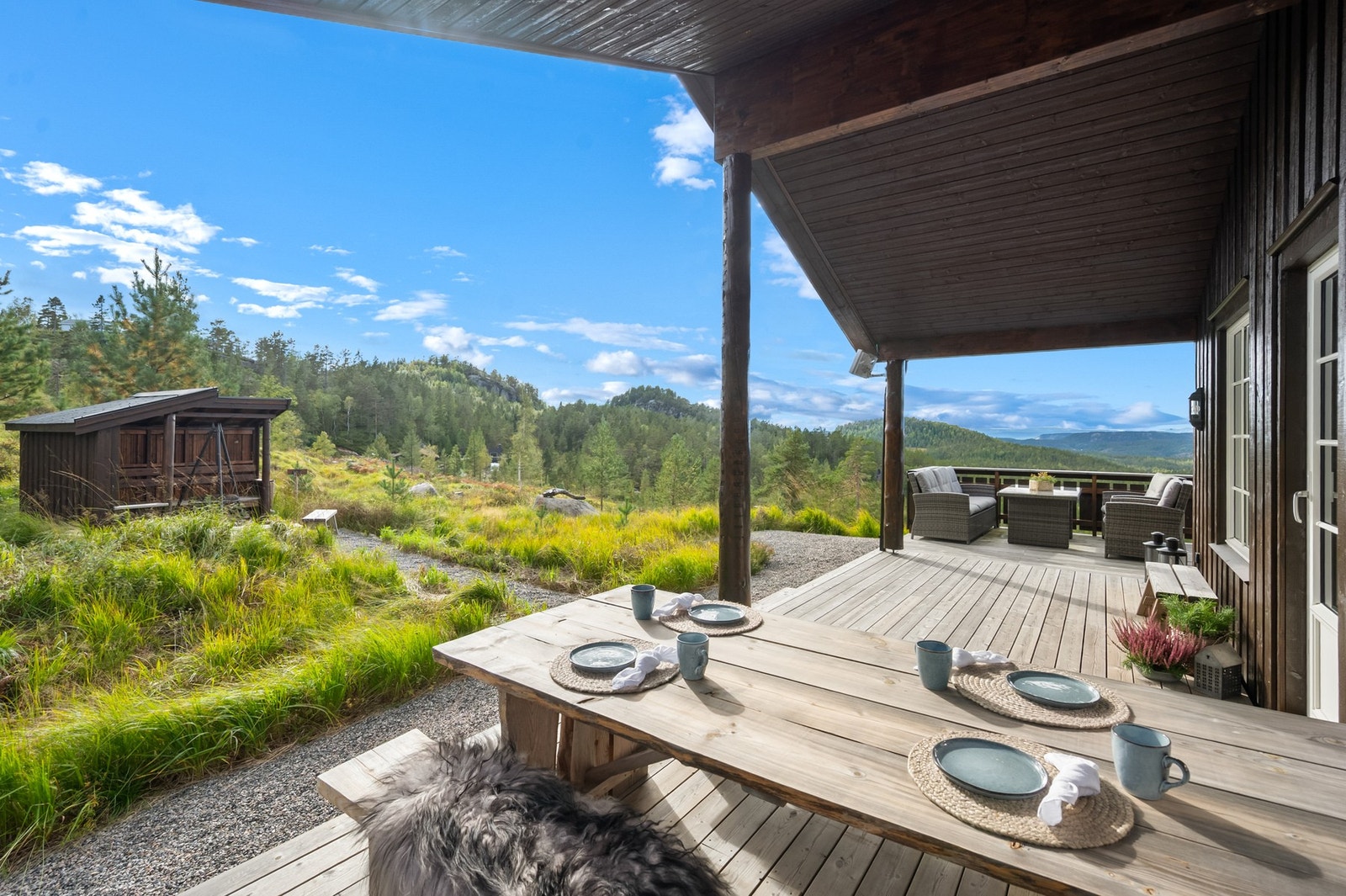 Hytta ligger vestvendt. Her kan man følge solbanen rundt på mange av de forskjellige sitteplassene. Galleribilde