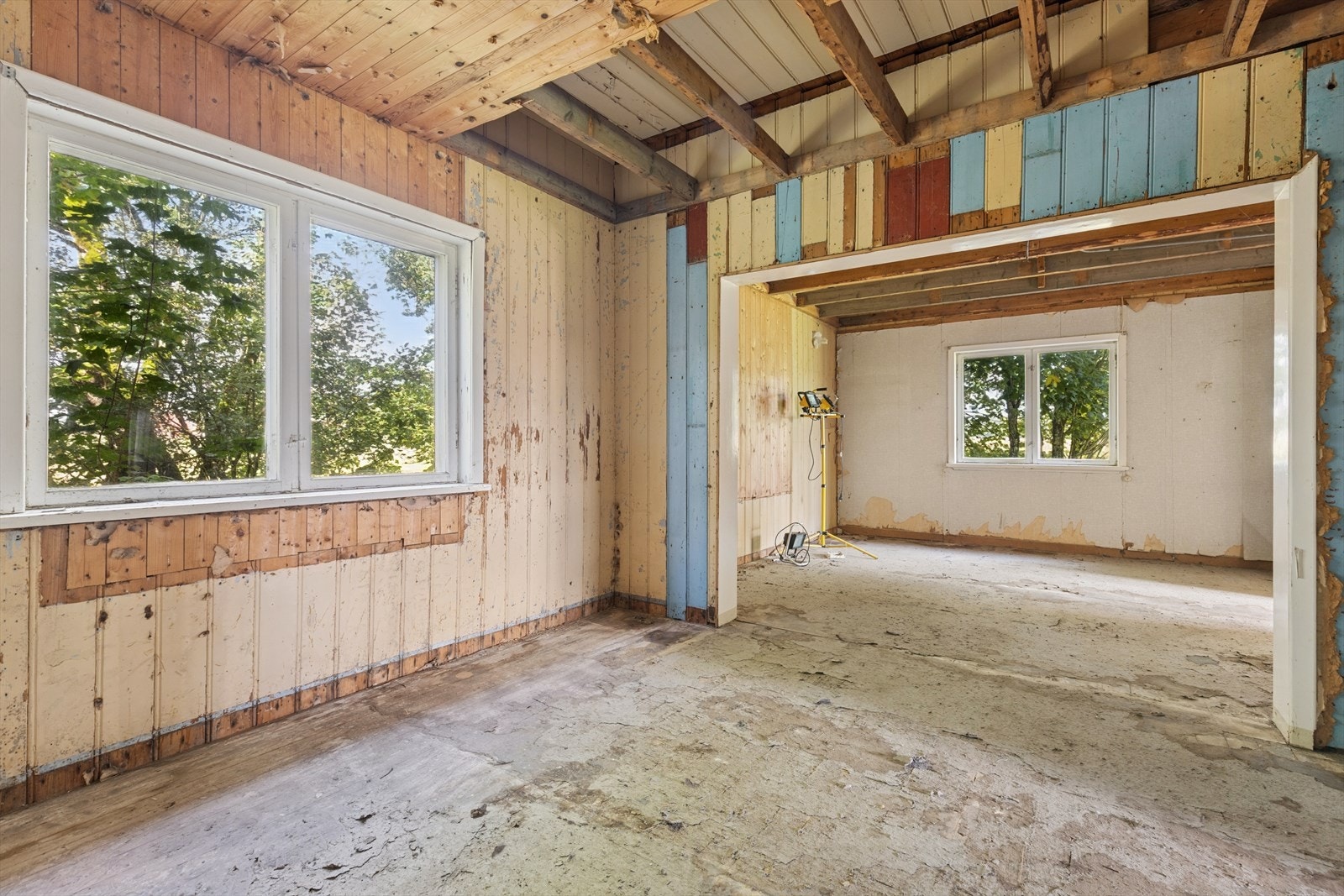 Boligen har vært utsatt for en vannskade som er tørket opp, men det trengs omfattende oppussing og modernisering. Galleribilde
