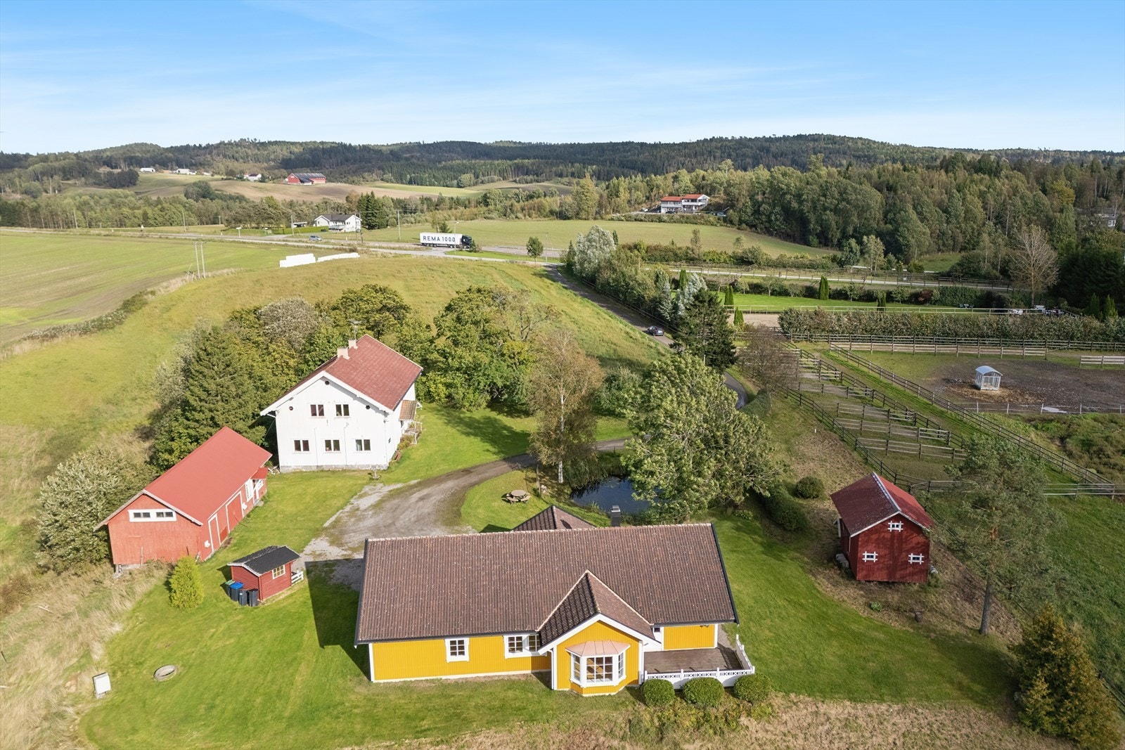En eldre enebolig (den hvite) og et verksted/garasje (den røde) beliggende på ca. 1,5 mål tomt. Galleribilde