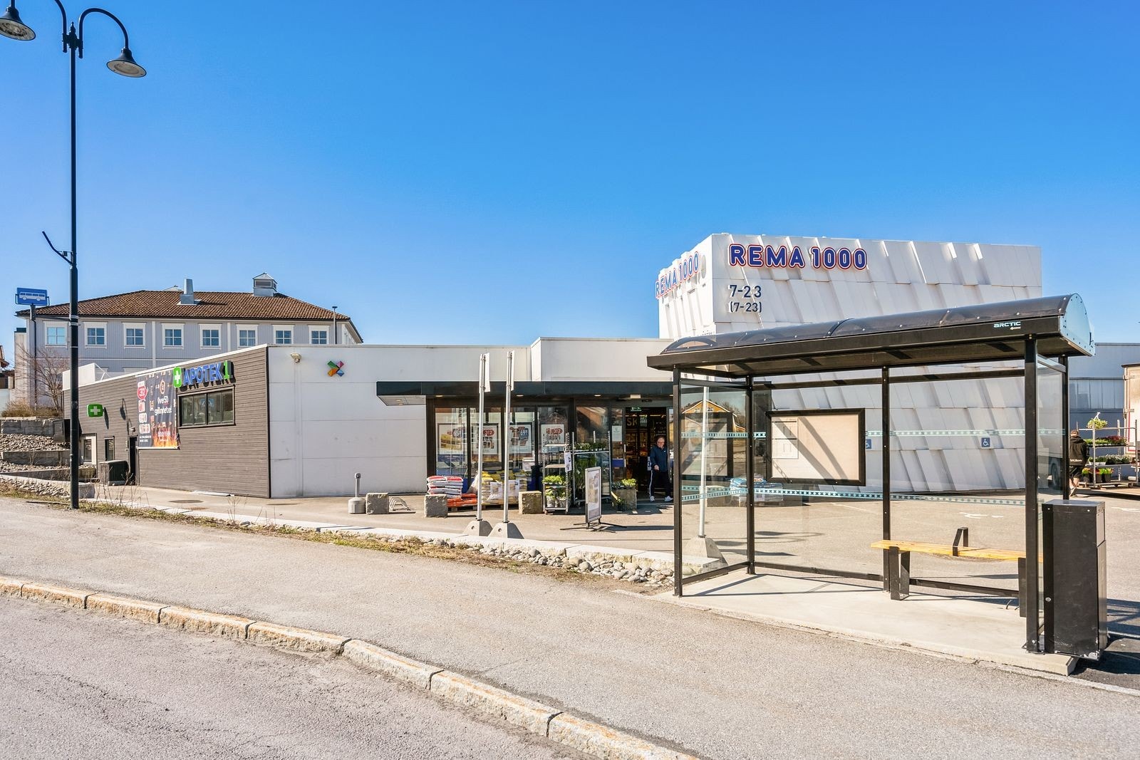 Det er ca. 5,9 km til Rema 1000 på Skjønhaug. Galleribilde