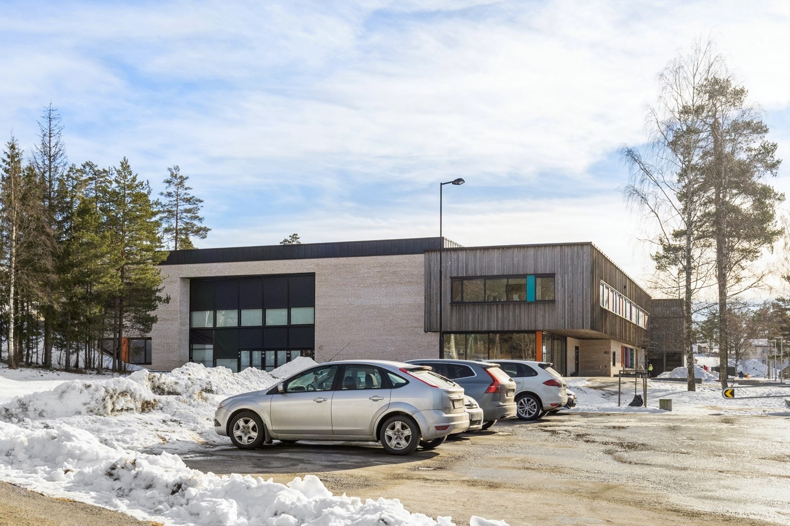 Det er ca. 6,3 km til Skjønhaug skole med 231 elever fra 1. til 7. klasse. Galleribilde