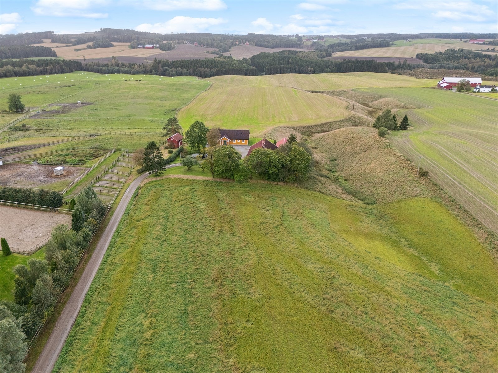 Eiendommen ligger i landlige og naturskjønne omgivelser mellom Mysen og Skjønhaug. Galleribilde