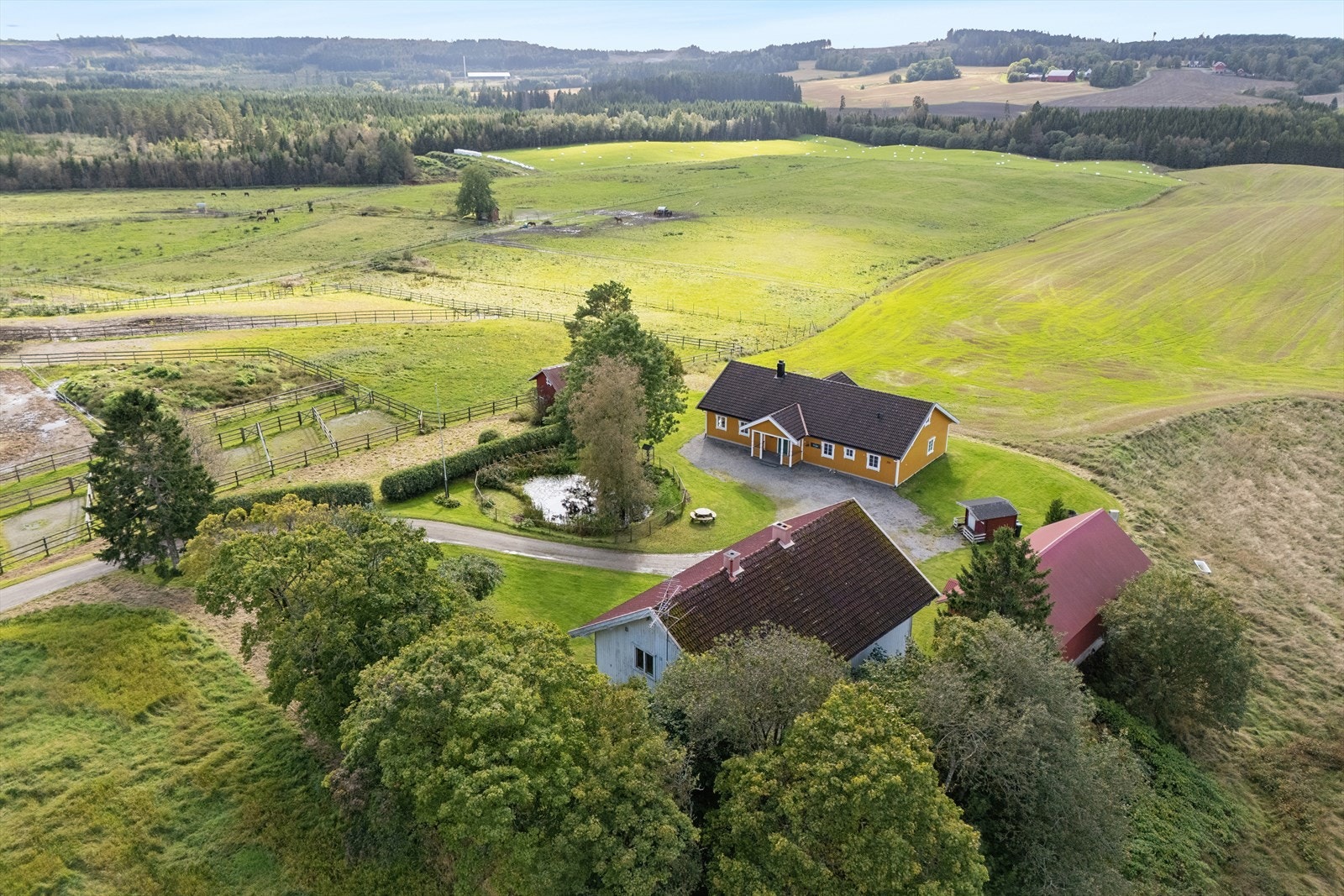 Opprinnelig så var dette en eiendom, men den har senere blitt seksjonert. Nå skal begge selges og det vil være mulig å by på begge eiendommene. Galleribilde