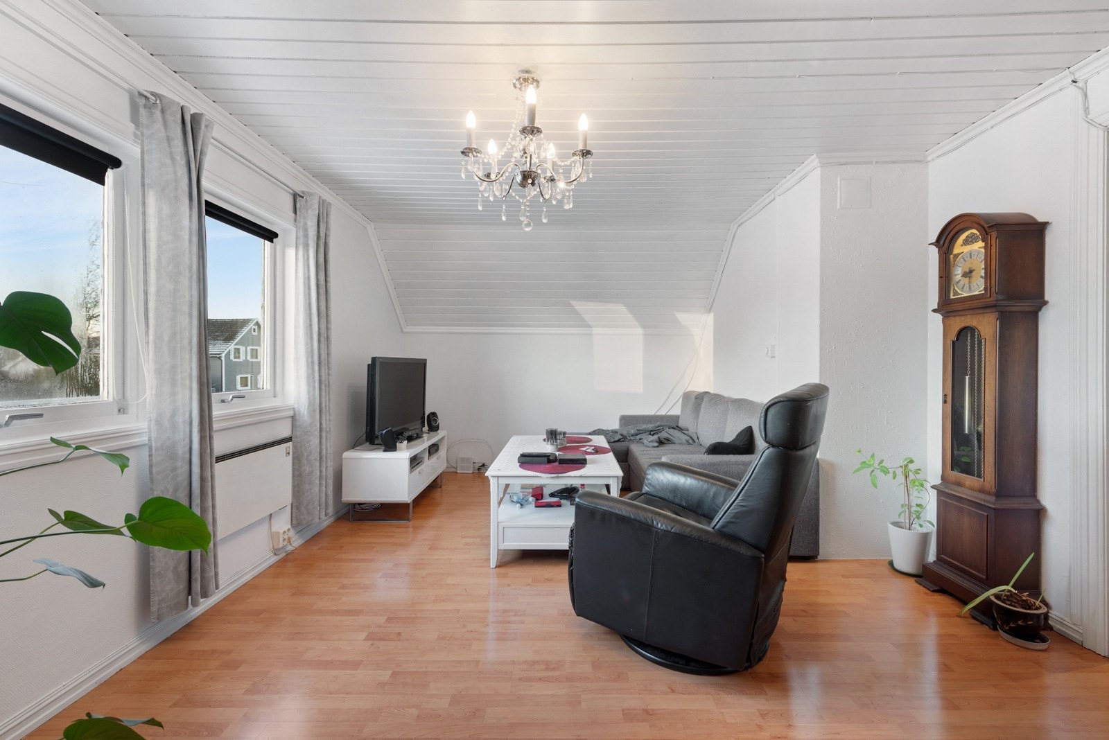 Leiligheten i 2.etasje har lys og åpen stue Galleribilde