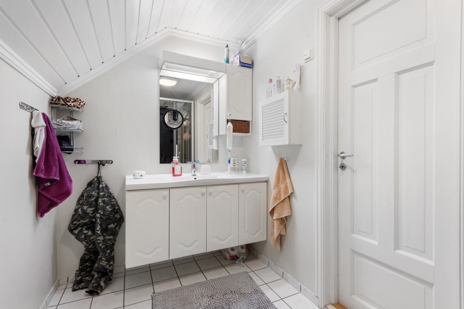 Badet i leiligheten har flislagt gulv med varmekabler Galleribilde