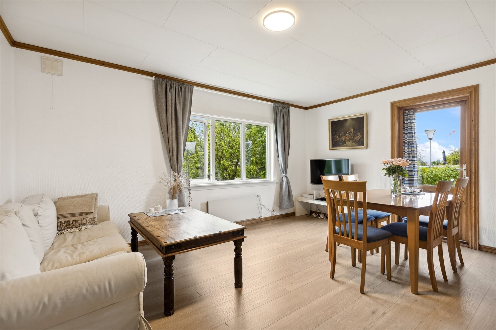 Stuen i 1. etasje er av god størrelse med plass til både sofagruppe og spisebord. Galleribilde