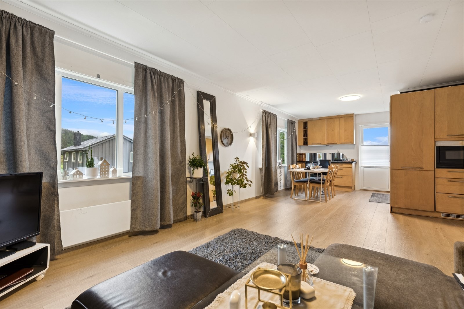 2. Etasje har en åpent stue/kjøkken løsning. Galleribilde