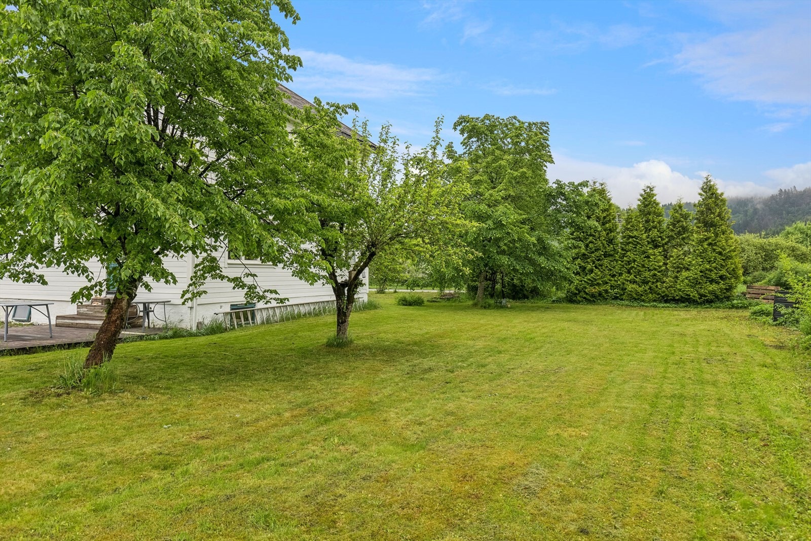 Pent opparbeidet eiet tomt på ca. 1 220 m². Eiendommen er opparbeidet med stor plen, busker og trær. Galleribilde