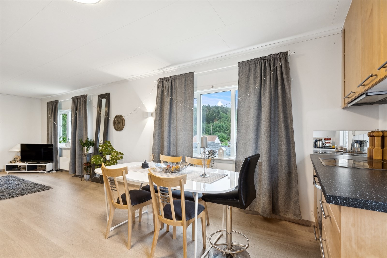 Vinduene slipper inn rikelig med naturlig lys. Galleribilde