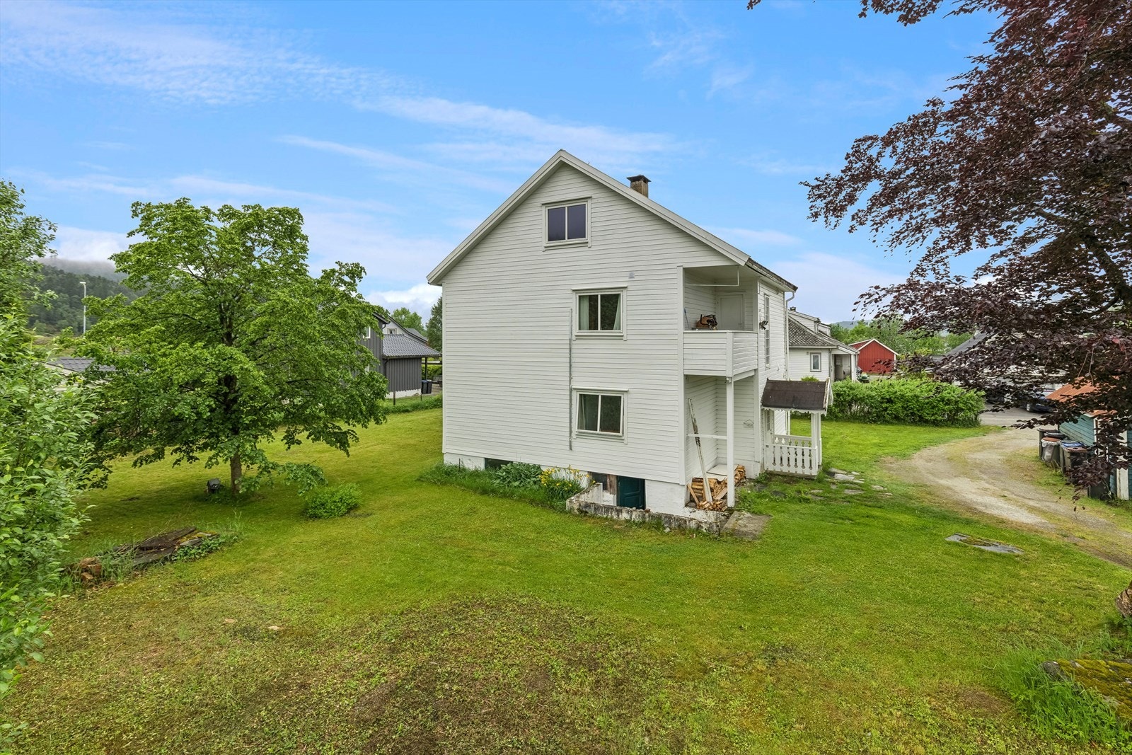 Eiendommen ligger i rolige, naturskjønne omgivelser på Andersengja ovenfor Sauda sentrum. Galleribilde