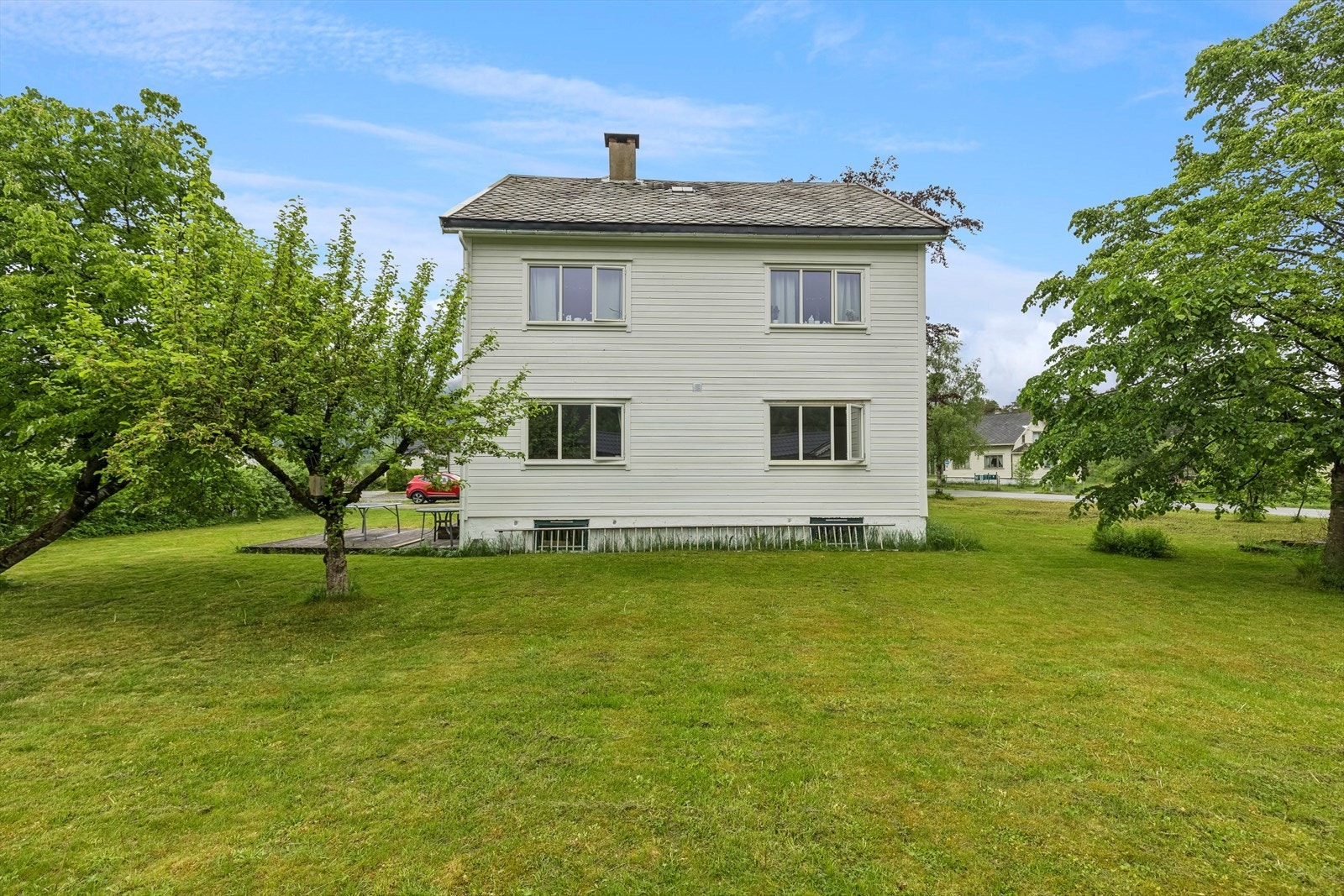 Eier har nylig benyttet Sauda blikk og service til å feste noen litt løse takstein og skiftet noen knekte (2024). Galleribilde