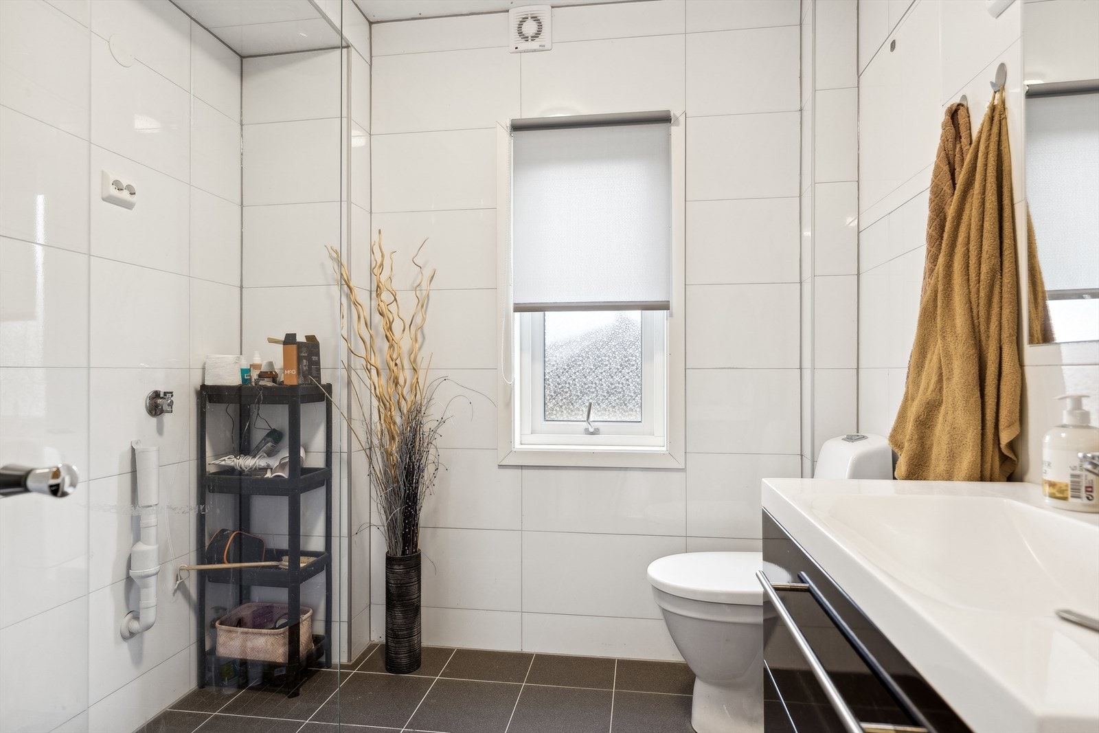 Baderom 2. etasje er innredet med toalett, dusjhjørne, servant med møbel, samt opplegg for vaskemaskin. Galleribilde