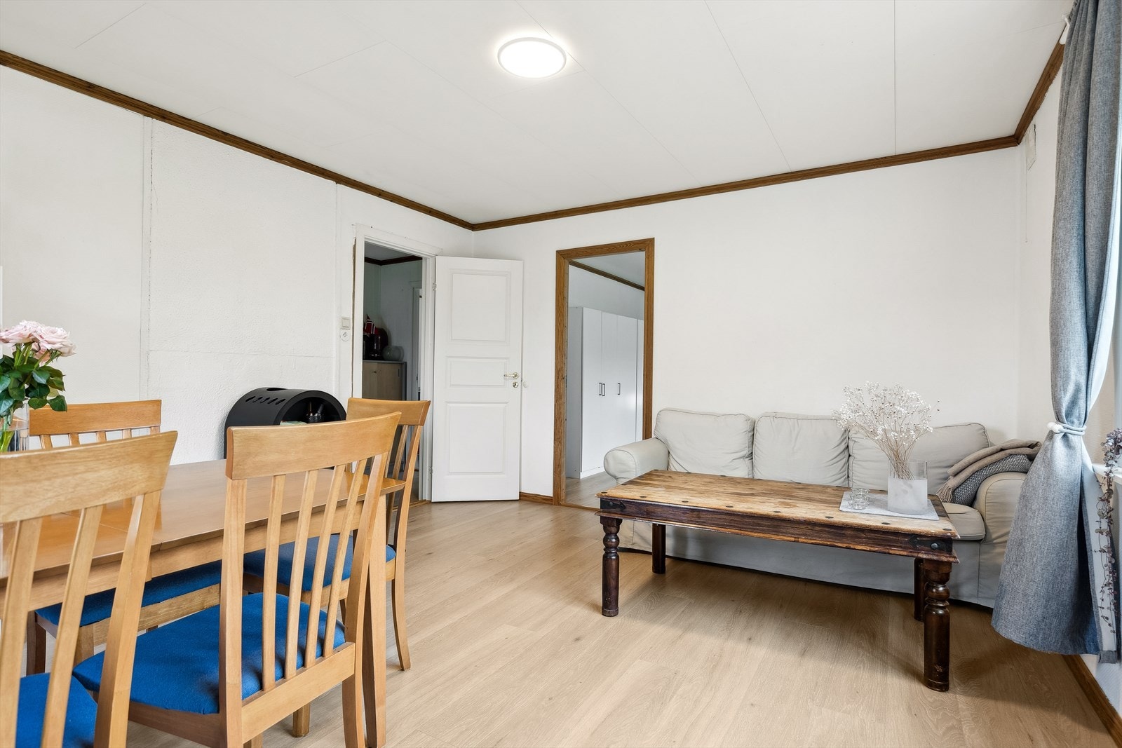 Et sosialt rom med gjennomgående lyse og fine detaljer. Galleribilde