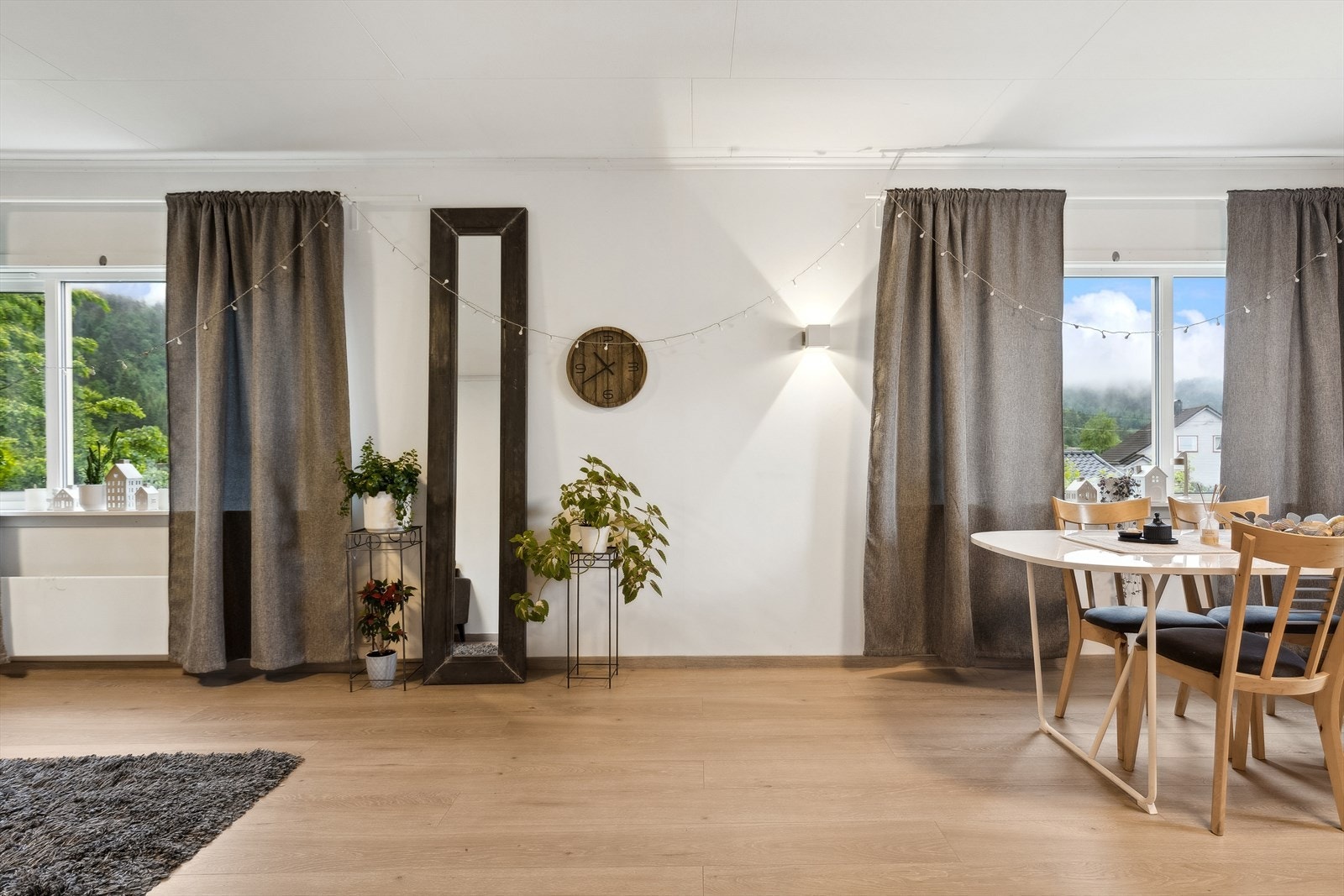 Stuen/spisestuen er romslig med plass til både sofagruppe og spisebord. Galleribilde