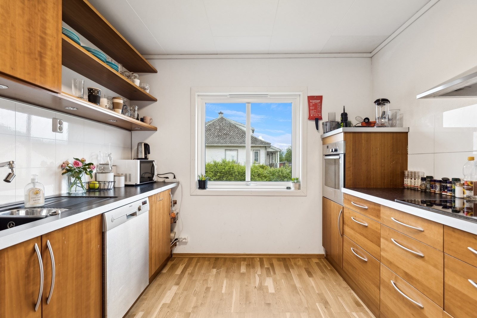 Kjøkkenet har innredning med med glatte fronter. Galleribilde