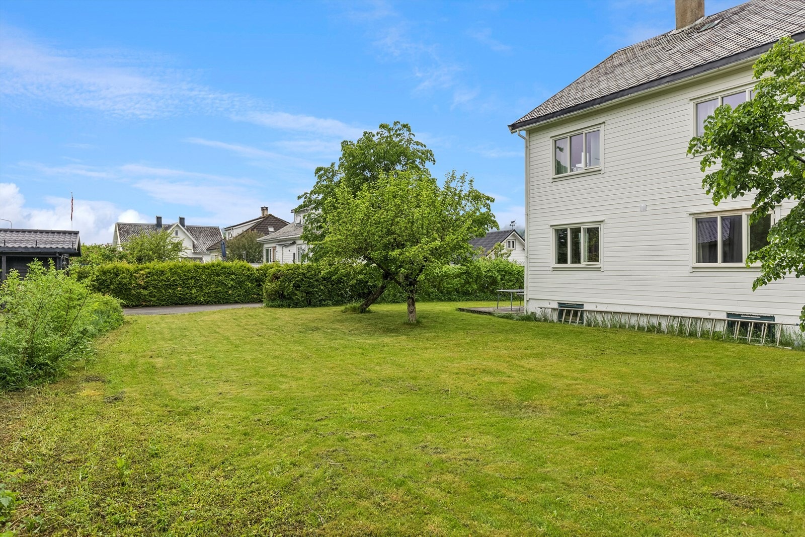 Det er mange flotte natur og turområder i nærheten, som blant annet, hovlandsnuten, svandalsfosen og djuvsbotn. Galleribilde
