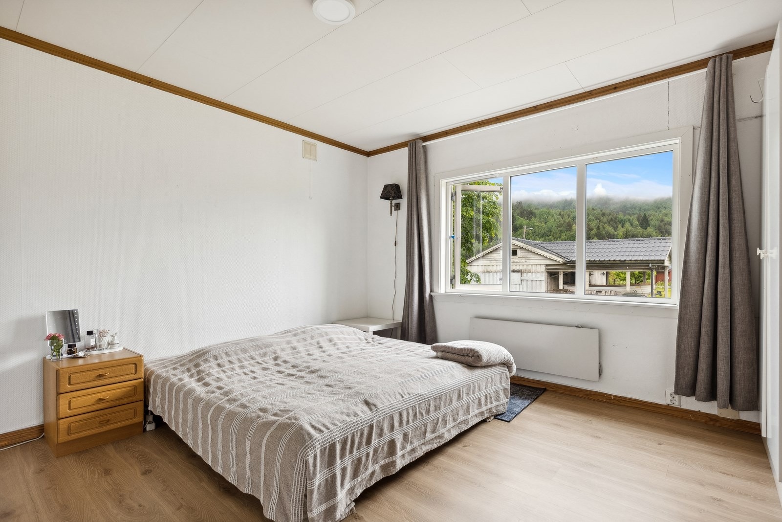 Stort soverom i 1. etasje, med god plass til garderobeløsning. Galleribilde