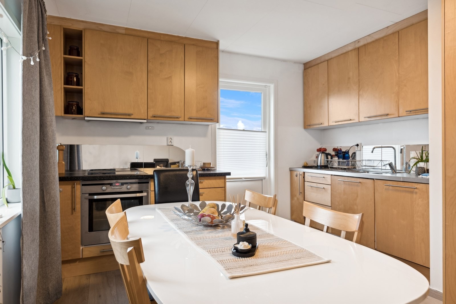 Kjøkkenet har innredning med med glatte fronter, samt integrerte hvitevarer. Galleribilde