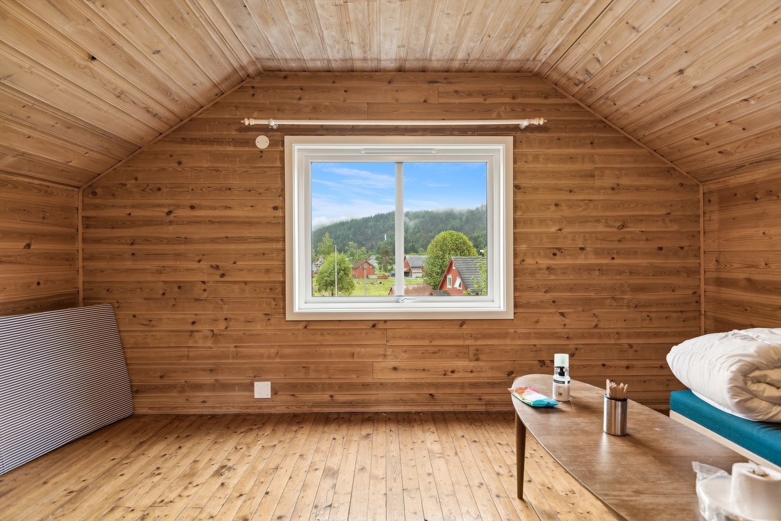 Eier opplyser at det er lagt opp vann og strøm til loft, slik dette er delvis klargjort for å montere evt. kjøkken og bad. Ikke godkjent for varig opphold. Galleribilde