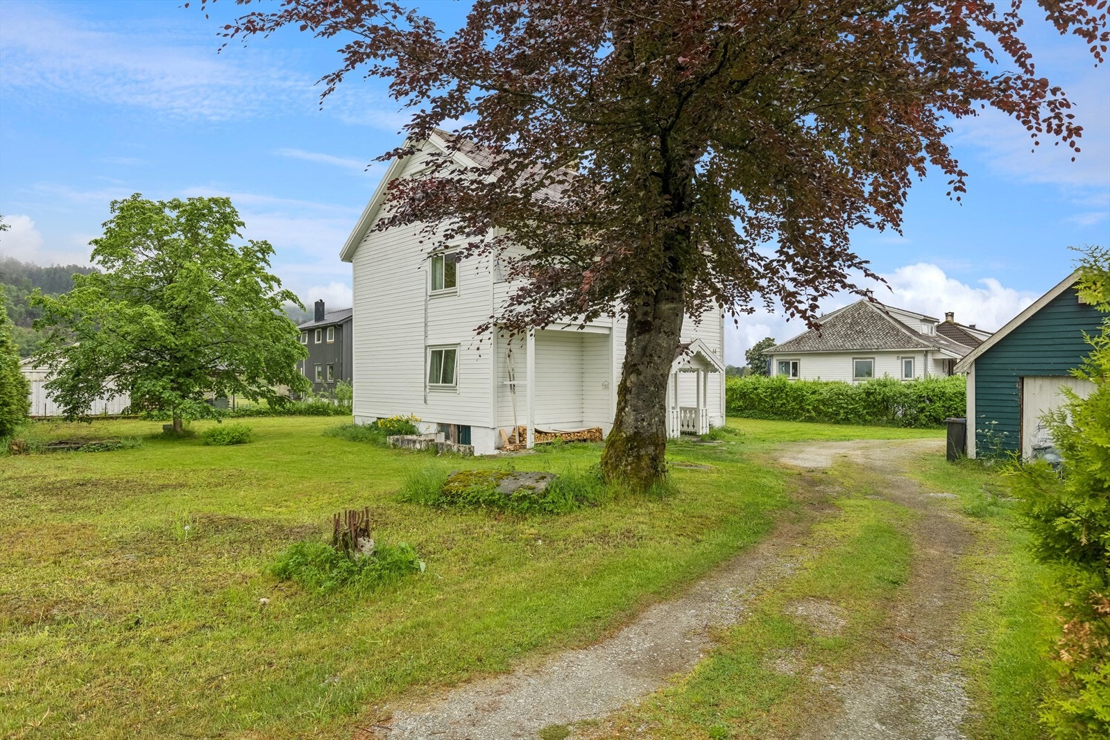 Rikelig med parkeringsmuligheter på egen tomt. På eiendommen er det et garasjeskur. Galleribilde