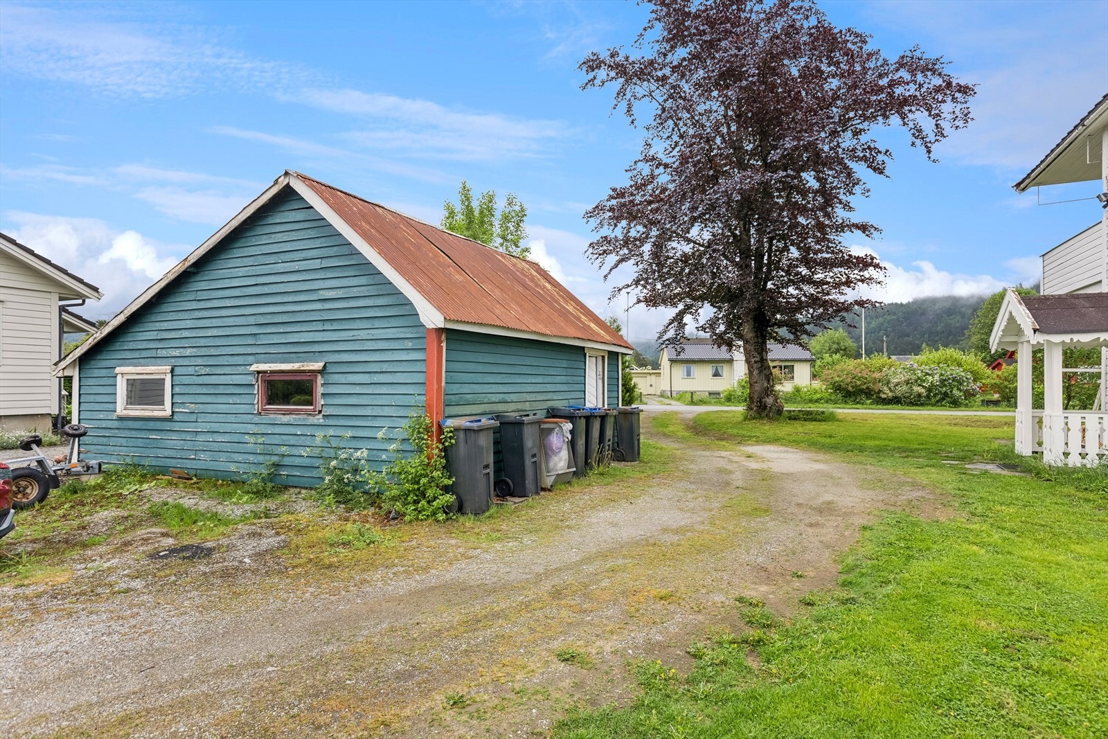 Garasjeskur. Det foreligger ingen ferdigattest/bygningstegninger på oppføring av garasje, (se punkt ferdigattest). Galleribilde