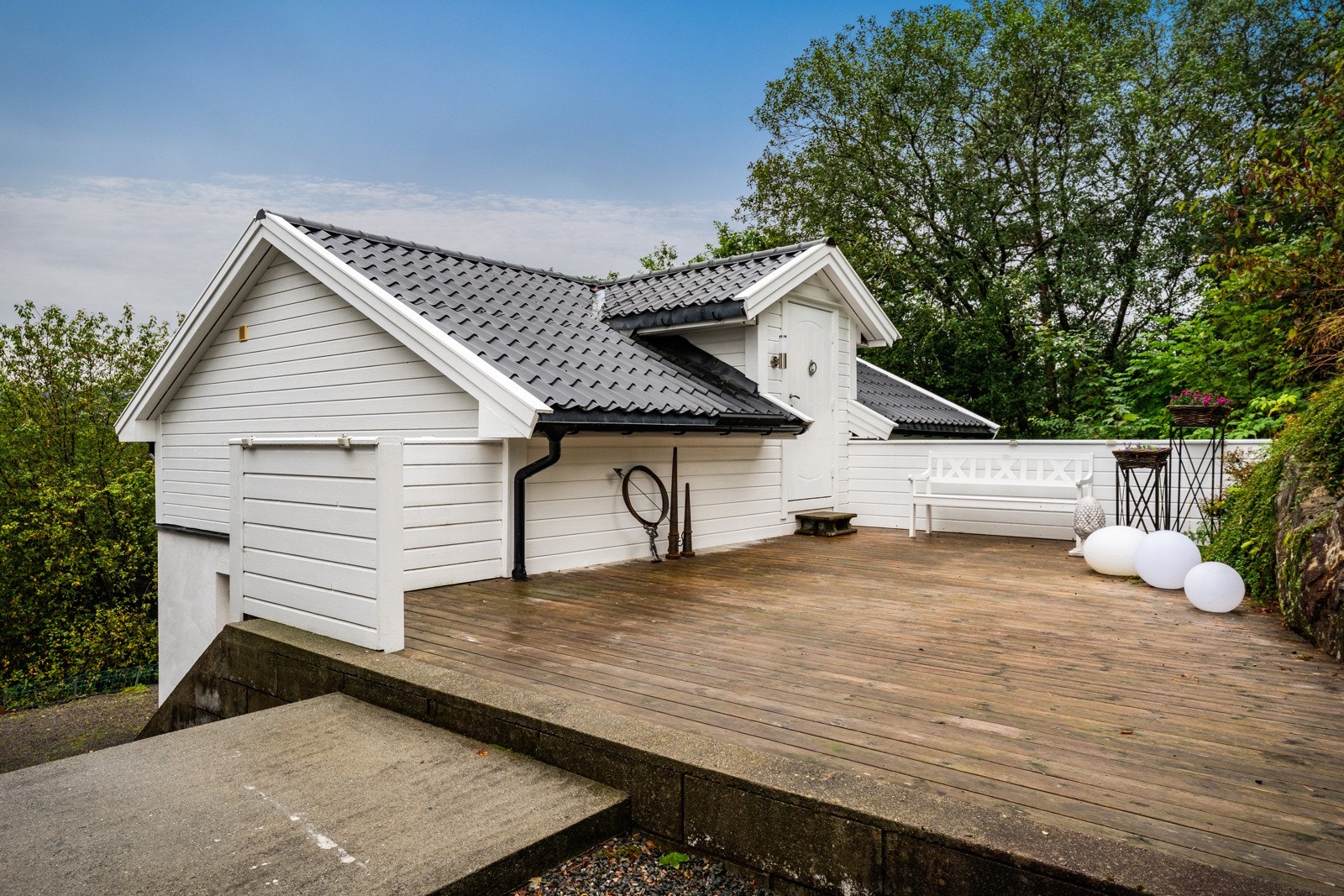 Uthus/verksted over 2 plan, bygget i 2006. Verksted er nymalt september 2025.Det er gjort mye vedlikehold og oppgraderinger av utvendig fasade på boligen i tidsrommet 2021-2023 Galleribilde