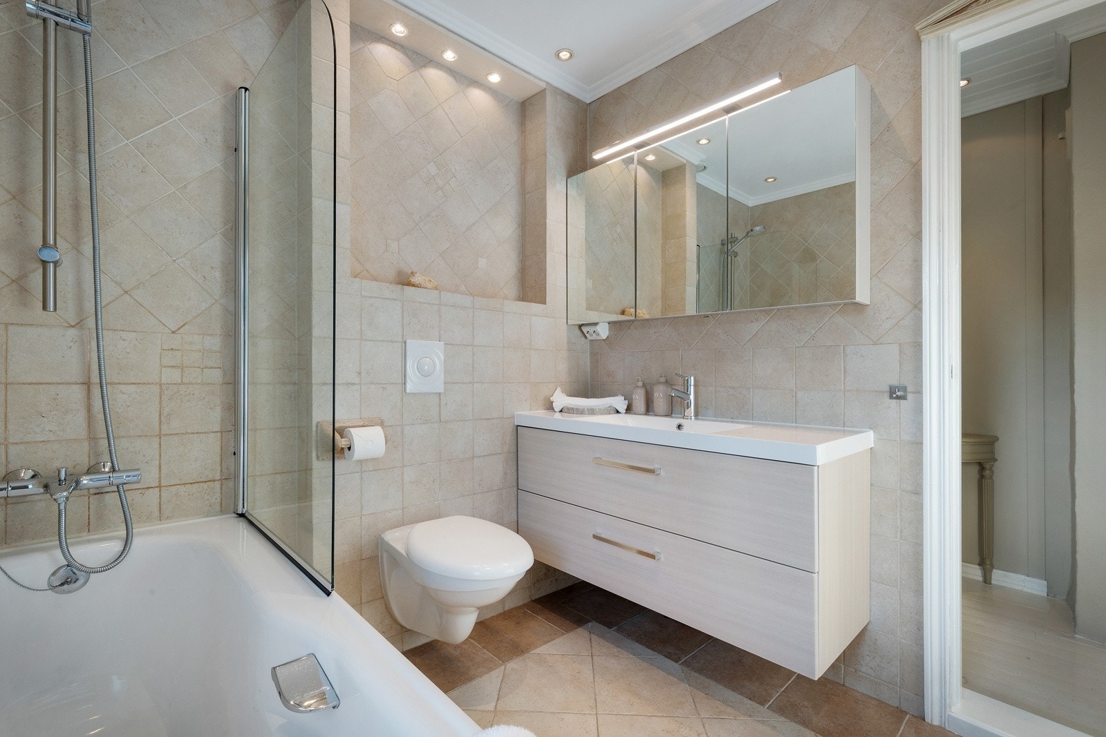 Helfliset bad med varmekabler i gulv og spotlights i himling (LED). Galleribilde