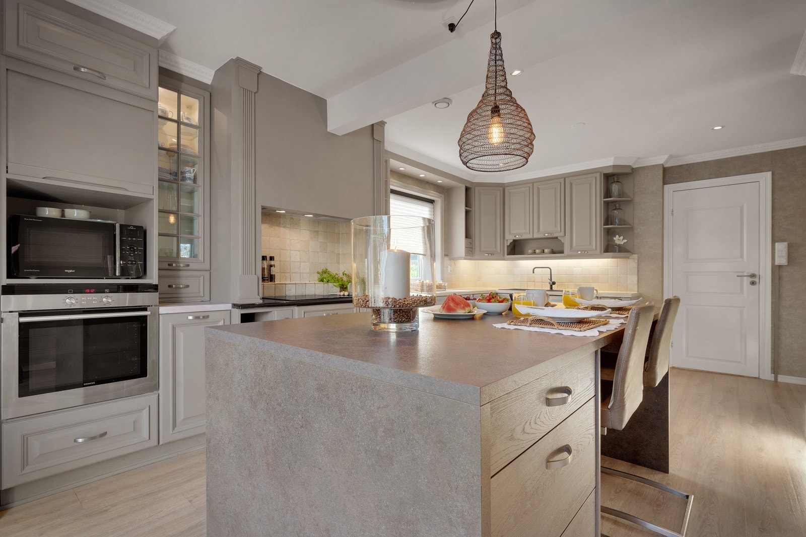 Rikelig med plass på kjøkkenet. Rommet måler ca. 22 kvm. Galleribilde