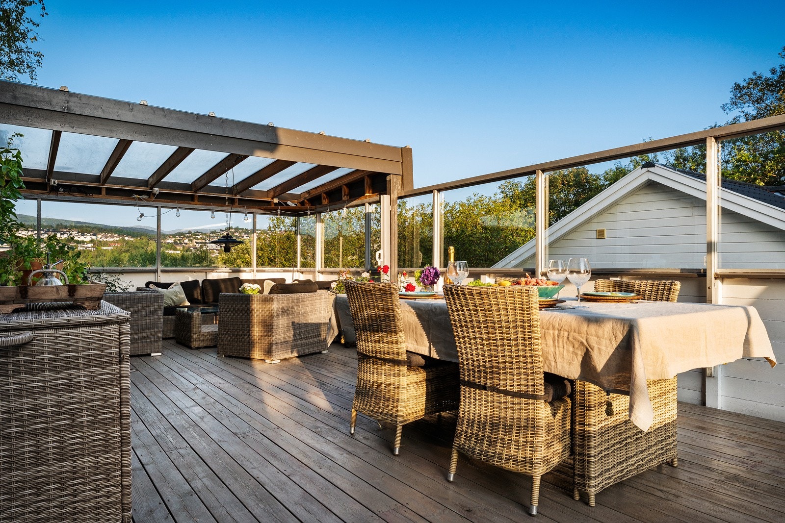 Fra kjøkken/stue er det utgang til en stor altan på 45 kvm. Galleribilde