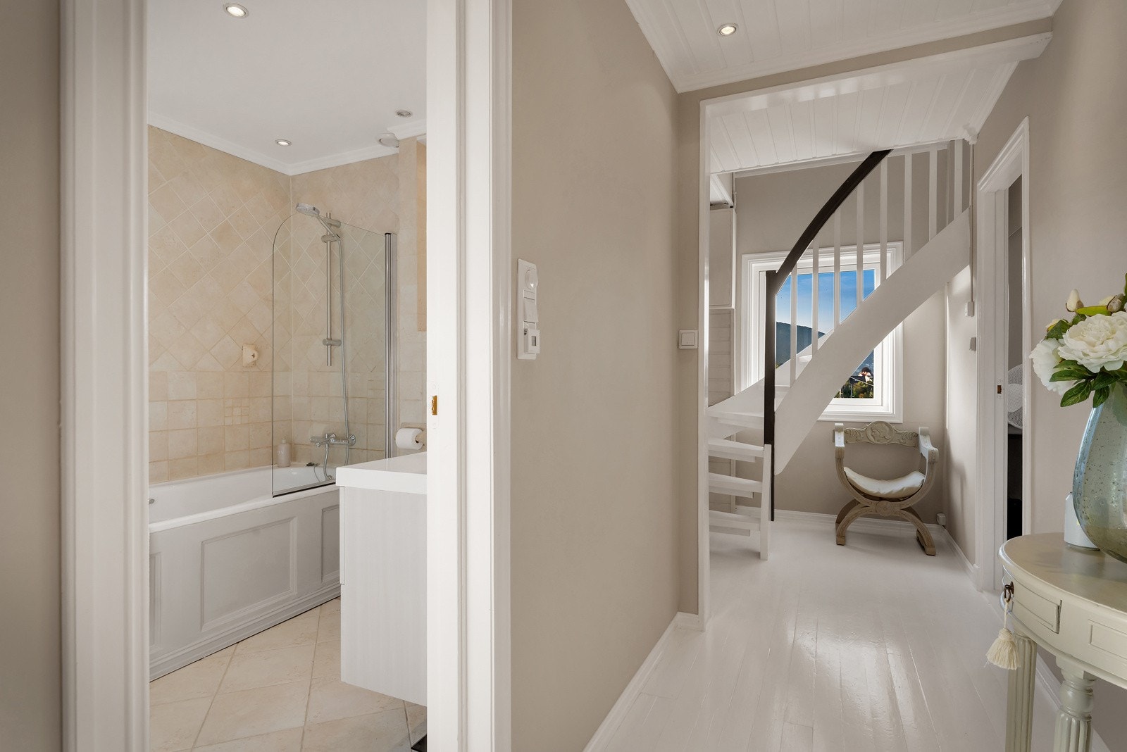 I 2.etg finner vi bad, 3 soverom og oppholdrom/omkledningsrom. Galleribilde