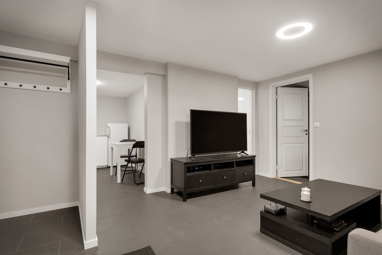 U.etg er innredet med trapp/bod, soverom, kjøkken fra 2018. Dette er ikke omsøkt og godkjent. Galleribilde