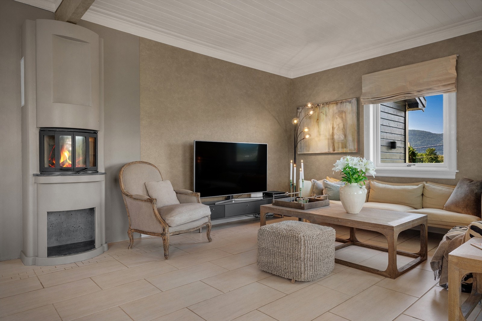 Her har man flere møbleringssoner. Med peisen får man en koselig atmosfære. Galleribilde