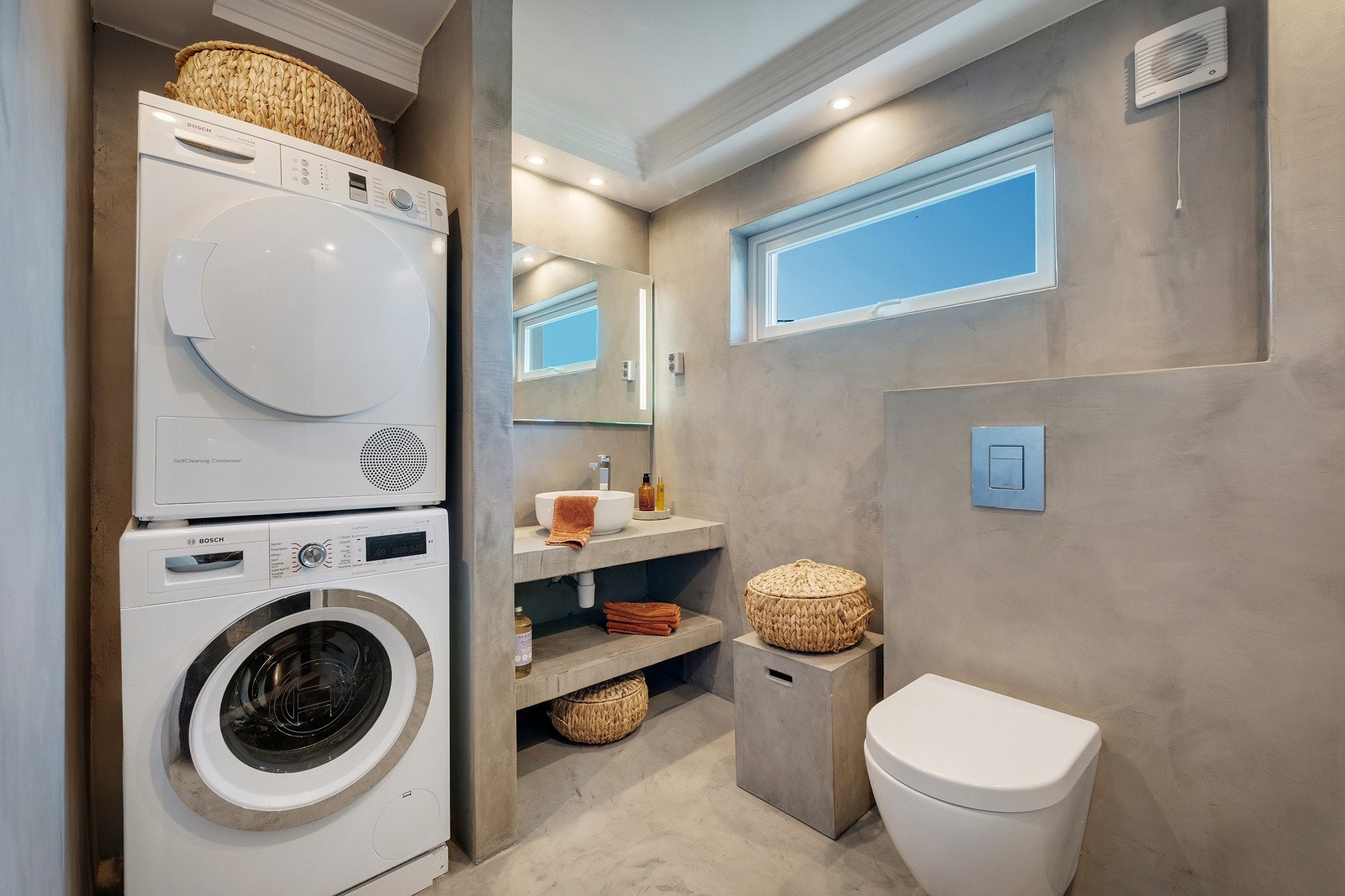 Bad med betong/mikro sement på gulv/vegger. Varmekabler i gulv og spotlights i himling (LED). Røropplegg/sluk for vaskemaskin. Det er lagt opp for dusjsone hvor vaskemaskin stå.. Elektrisk avtrekkventil Galleribilde