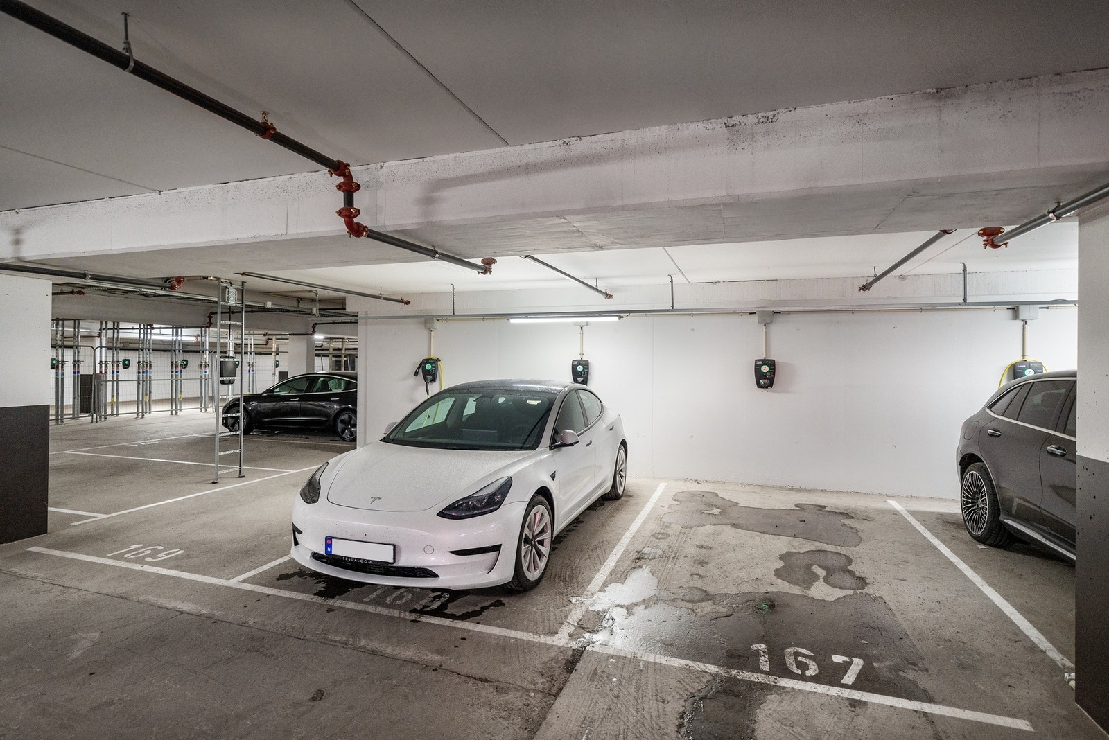 Garasjeplass med EL-lader med tilkomst fra heis Galleribilde