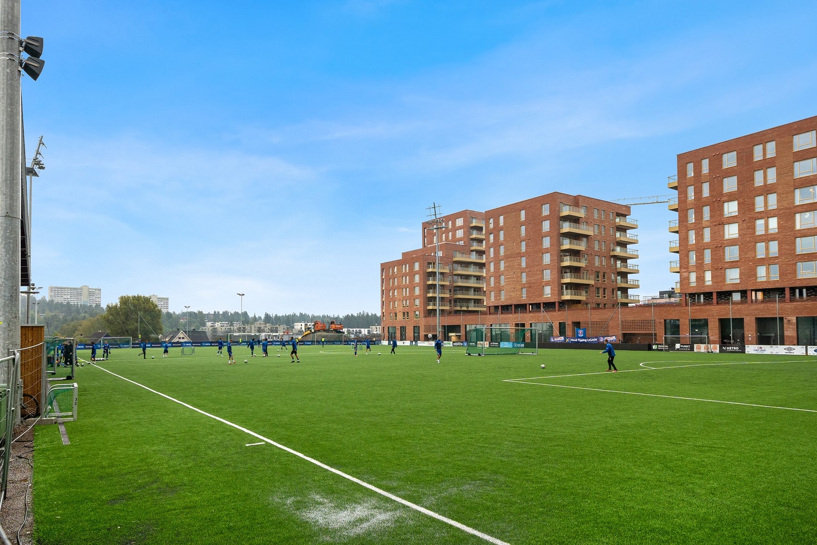 Rolvsud Arena rett over veien Galleribilde