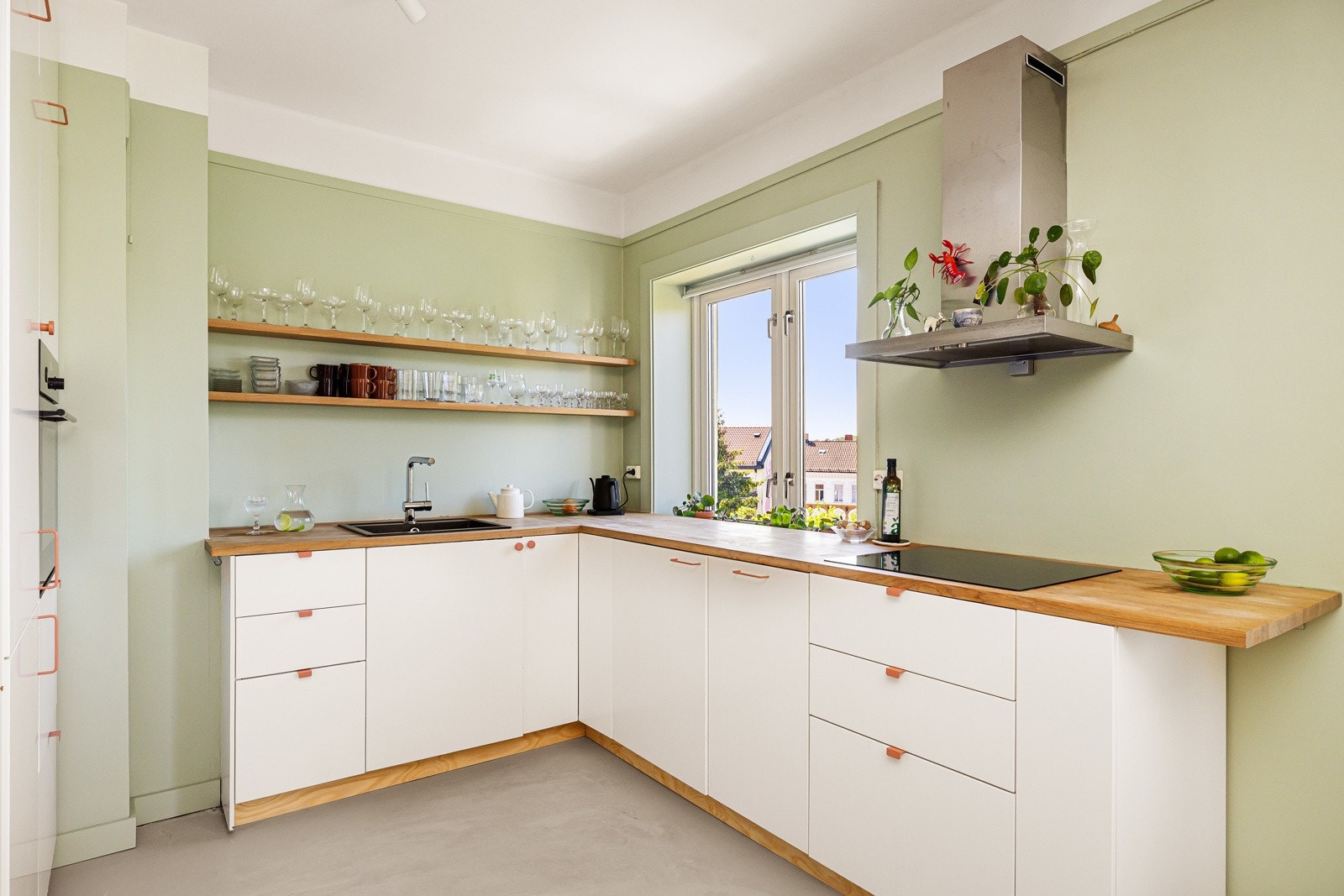 Vaskemaskin i skap på kjøkken Galleribilde