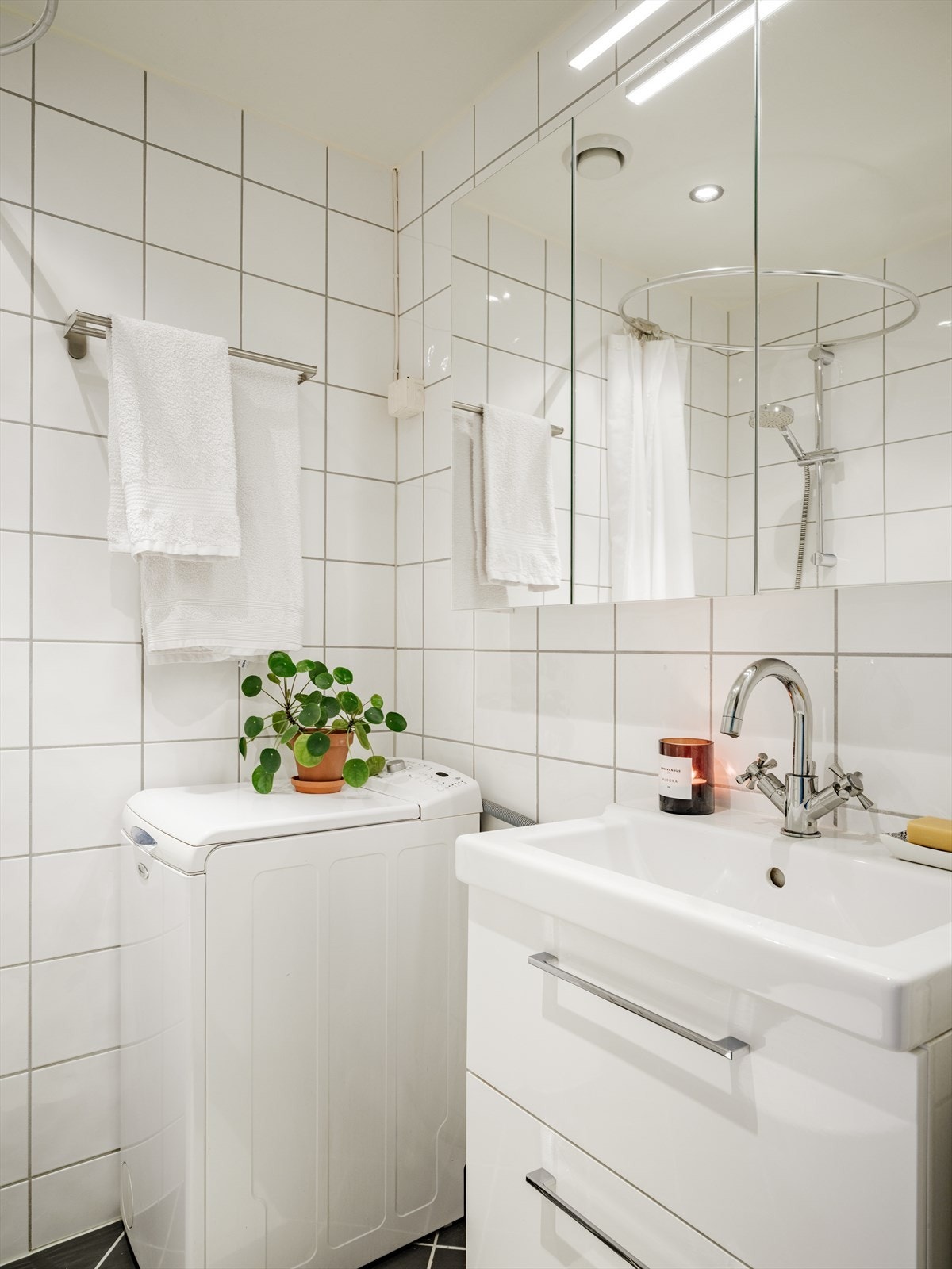 Leiligheten har pent bad med slett lys innredning og speil med lys. Galleribilde