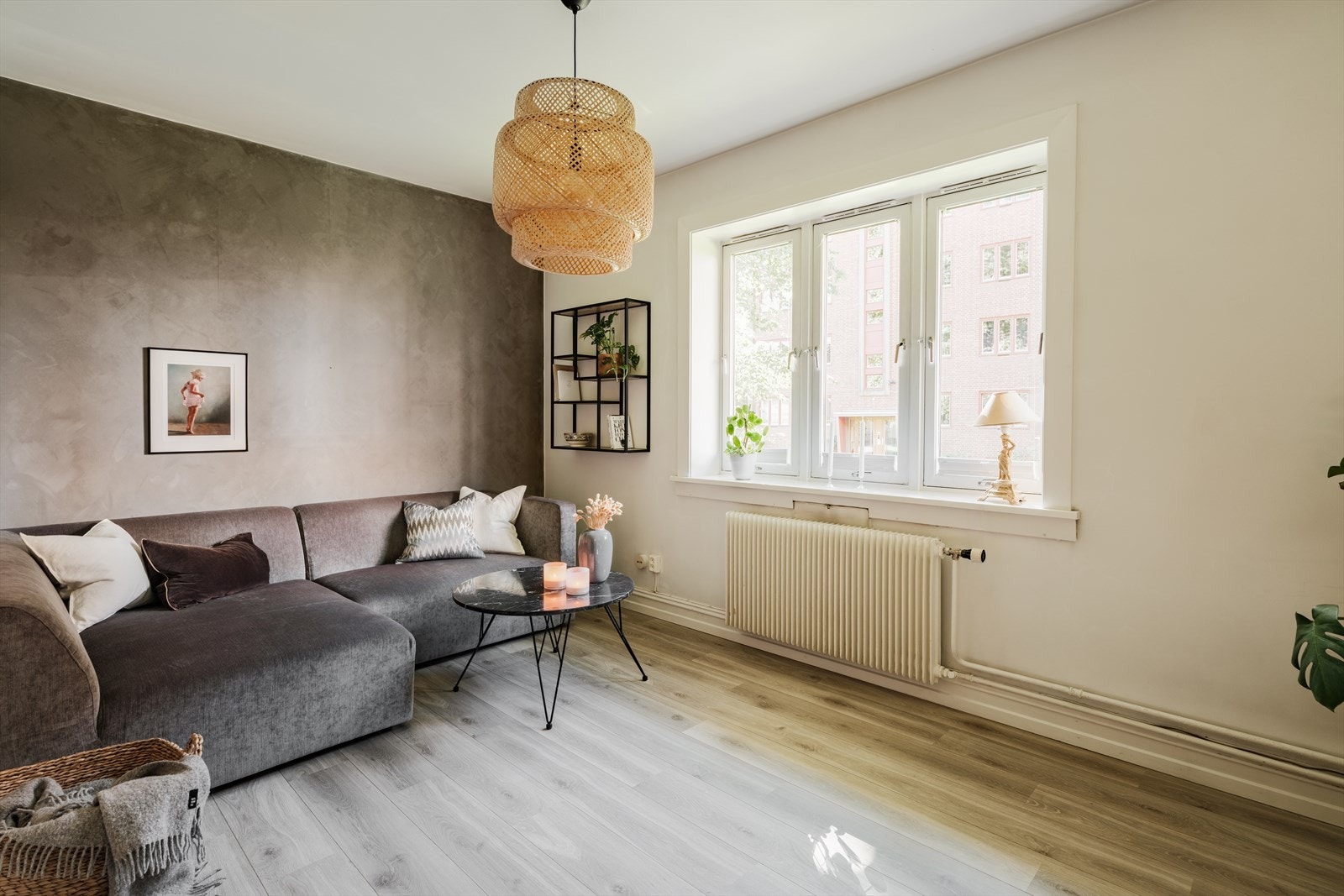 Leiligheten har en lys og romslig stue. Galleribilde
