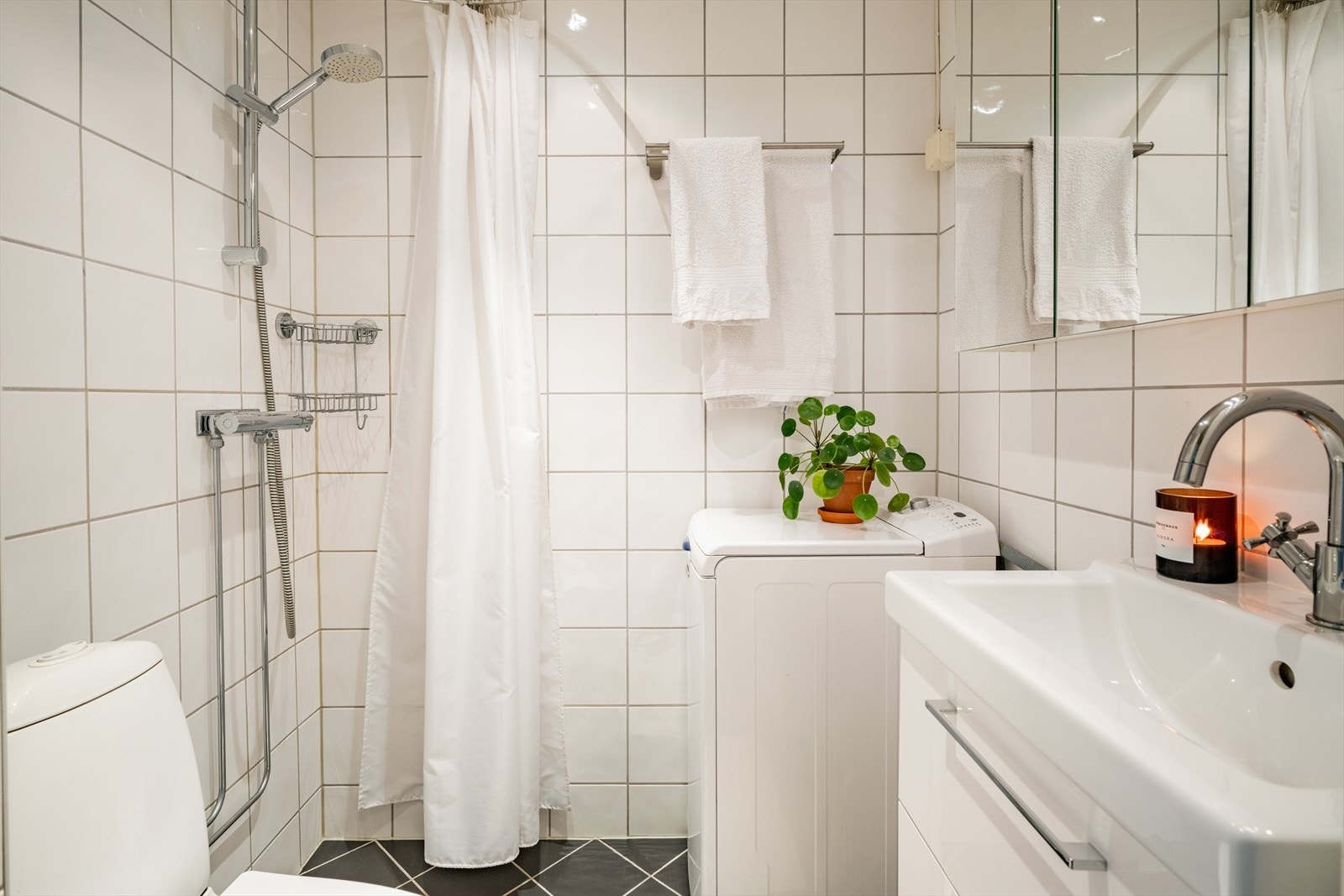 Baderommet har downlights i taket samt gulvvarme, som gir en lun og fin atmosfære. Det er opplegg for vaskemaskin på baderommet, i tillegg har man tilgang til fellesvaskeri i borettslaget. Galleribilde