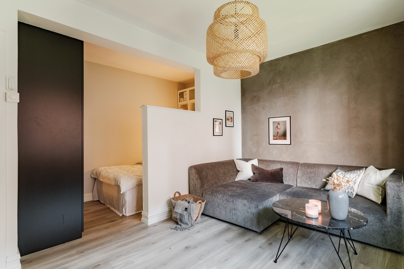 I den ene delen av stuen er det laget en fin sovealkove som gir god plass til seng og garderobeskap. Galleribilde
