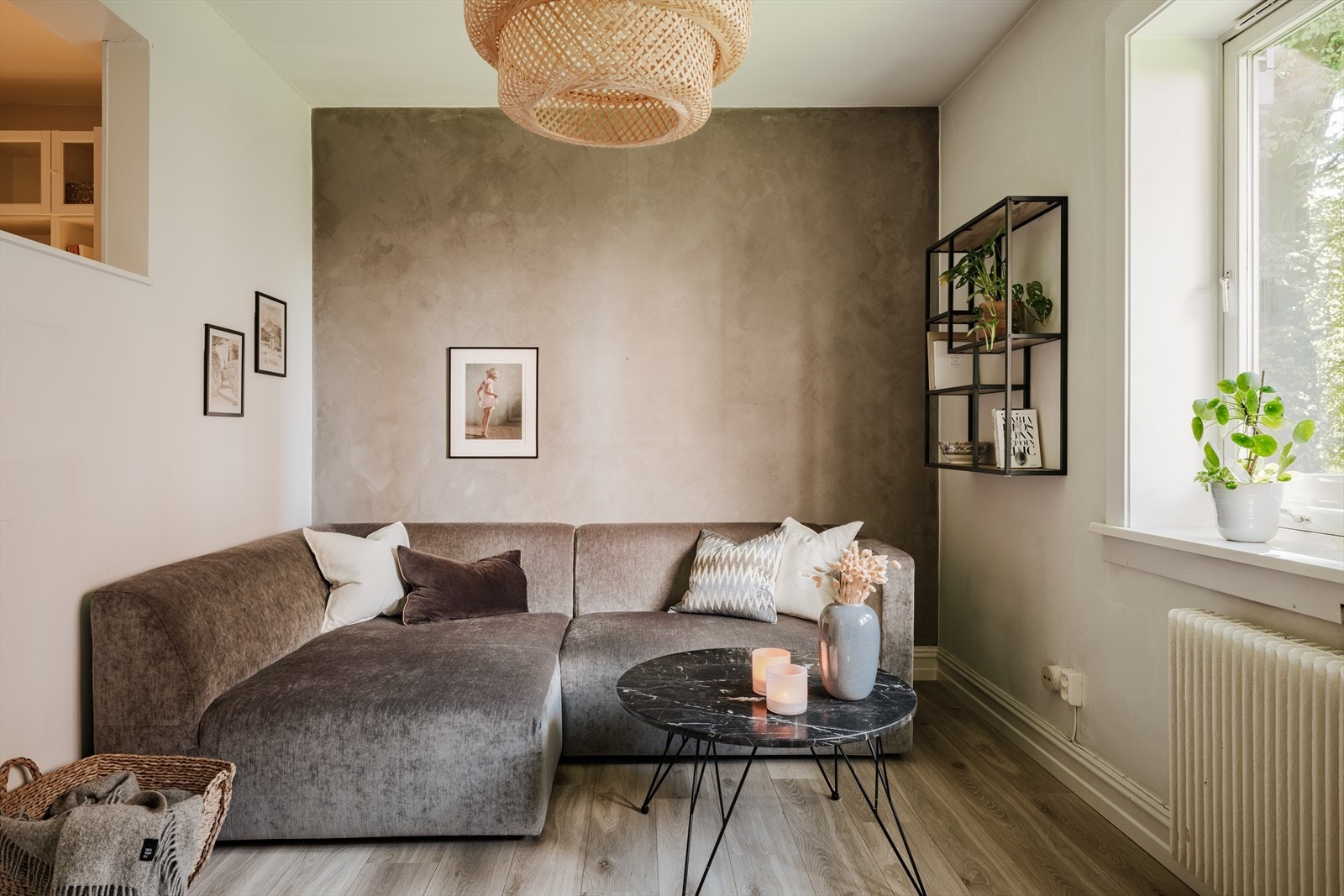 Her har man god plass til sofagruppe, sofabord og TV-møblement. Galleribilde