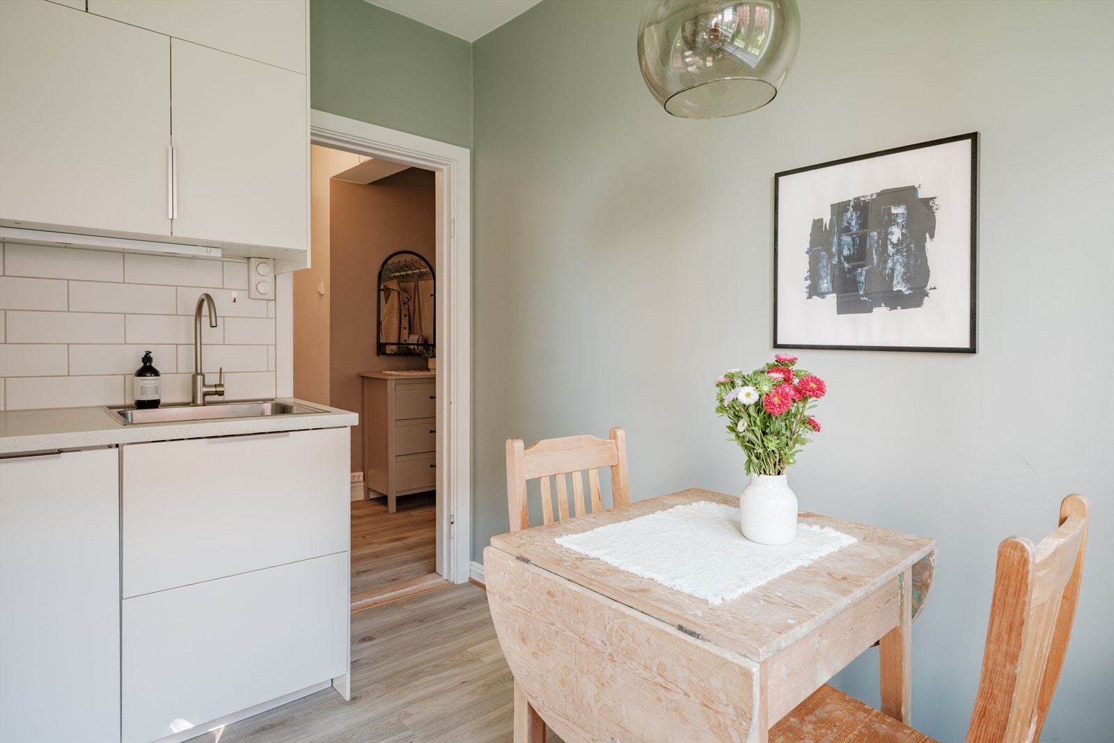 God plass til spisebord på kjøkkenet. Perfekt sted å invitere venner og familie på middag. Galleribilde